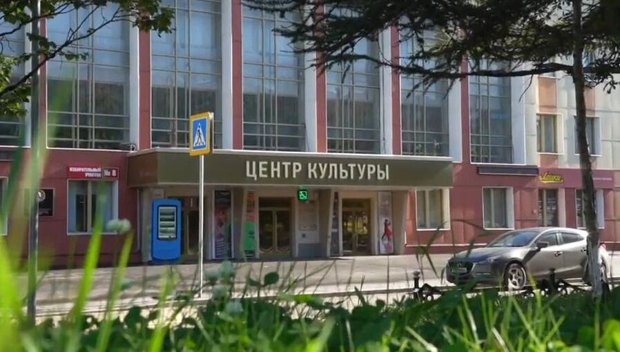 Каким станет новое новое арт пространство для молодежи Малая сцена в Центре культуры В помещении на первом этаже здания уже стартовал ремонт позже здесь появятся современное световое и звуковое оборудование а также уютные кресла мешки Центр предназначен для людей от 14 до 35 лет и сможет принимать до 600 человек в месяц Здесь будут проводить мероприятия ориентированные на запросы и интересы молодежи ее творческую самореализацию Организовывать встречи направленные на сохранение российской самобытности культуры традиционных российских духовно нравственных ценностей Молодые творцы получат опыт создания творческих проектов а также смогут получить отзыв о своих работах от единомышленников и приглашенных экспертов Молодежное пространство Центра культуры распахнет свои двери в 2027 м году Помещение оборудуют благодаря гранту в рамках национального проекта Семья инициированного Президентом РФ Владимиром Путиным Фото из материалов Колыма Плюс Источник мэрия Магадана Наши новости быстрее в MAX gov49