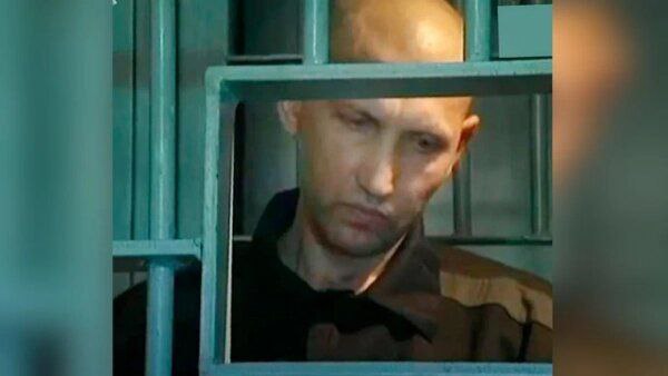 В оренбургском УФСИН опровергли информацию об этапировании «находкинского Чикатило» во Владивосток Вадим Кротов, также известный как «находкинский Чикатило», находится в соль-илецком «Чёрном дельфине», подчеркнули в УФСИН. В телеграм-каналах и СМИ сегодня разлетелась новость о том, что Кротов вывезен из оренбургской колонии в СИЗО Владивостока. Пожизненно осуждённый якобы обжаловал суровый приговор и добивается выхода на свободу. В УФСИН России по Оренбургской области сообщили, что распространяемая информация об этапировании осуждённого к пожизненному лишению свободы Кротова в один из следственных изоляторов Приморского края из исправительного учреждения Оренбуржья не соответствует действительности. Он по-прежнему отбывает пожизненный срок в ИК-6 Соль-Илецка. С 1994 года Кротов систематически приглашал несовершеннолетних девушек в свою квартиру в Находке. Он завлекал их бесплатным алкоголем и игрой на гитаре. Жертвами становились воспитанницы детских домов или подростки из неблагополучных семей. Кротов принуждал девушек к непристойным съёмкам и половым актам, а непокорных избивал. Первые убийства он совершил в ночь с 14 на 15 августа 1997 года. Следствие утверждает, что Кротов задушил 15-летнюю девушку из-за шума, который она подняла на кухне, а затем убил её спящую подругу, опасаясь свидетельницы. Спустя два месяца он лишил жизни ещё двух девушек после отказа одной из них вступить с ним в половую связь. Помимо убийств, Кротову инкриминировали ещё 11 эпизодов противоправной деятельности, включая изготовление детской порнографии. В 1999 году суд назначил ему пожизненное заключение, а спустя два года «находкинский Чикатило» был этапирован в «Чёрный дельфин».