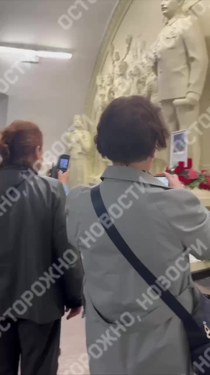 Активисты критикуют памятник Сталину в Москве, размещая цитаты Путина