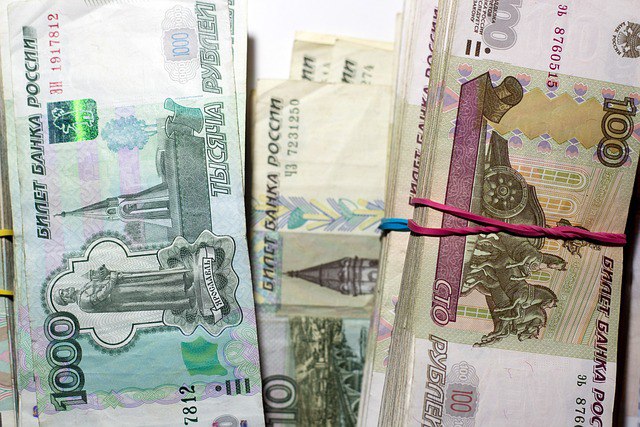 Жители Кубани хотят получать зарплату не менее 70 тысяч рублей Аналитики hh.ru, российской платформы онлайн-рекрутинга, изучив резюме соискателей в различных профобластях в Краснодарском крае выяснили, как за год изменились зарплатные ожидания работников на рынке труда. В апреле 2025 года средняя ожидаемая зарплата у соискателей в России составила 75,7 тыс. рублей, это на 5,8 тыс. рублей больше, чем в январе прошлого года. Для сравнения: зарплатные ожидания за год также выросли на 8,9 тыс. рублей по Южному федеральному округу. В Краснодарском крае уровень ожидаемой заработной платы вырос на 10 тыс. рублей – до 70 тыс. рублей. Что касается различных профсфер, то сильнее всего в Краснодарском крае выросли ожидания по зарплате у топ-менеджеров – на 30 тыс. рублей до 150 тыс. рублей , у кандидатов ИТ-сферы - на 18,4 тыс. рублей до 98,4 тыс. рублей , у соискателей из сферы «Маркетинг, реклама, PR» с 61,4 тыс. до 79,4 тыс. рублей , у представителей производственной сферы - на 17 тыс. рублей до 100 тыс. рублей , у бухгалтеров – на 13, 8 тыс. рублей до 80 тыс. рублей . Рост ожидаемых зарплат – абсолютно естественная история, но в 2025 году он сопровождается и ростом активности соискателей на рынке труда. Так, по итогам ареля в целом по РФ резюме приросли год к году на 34%, в ЮФО – на 42%, в Краснодарском крае – на 41%.