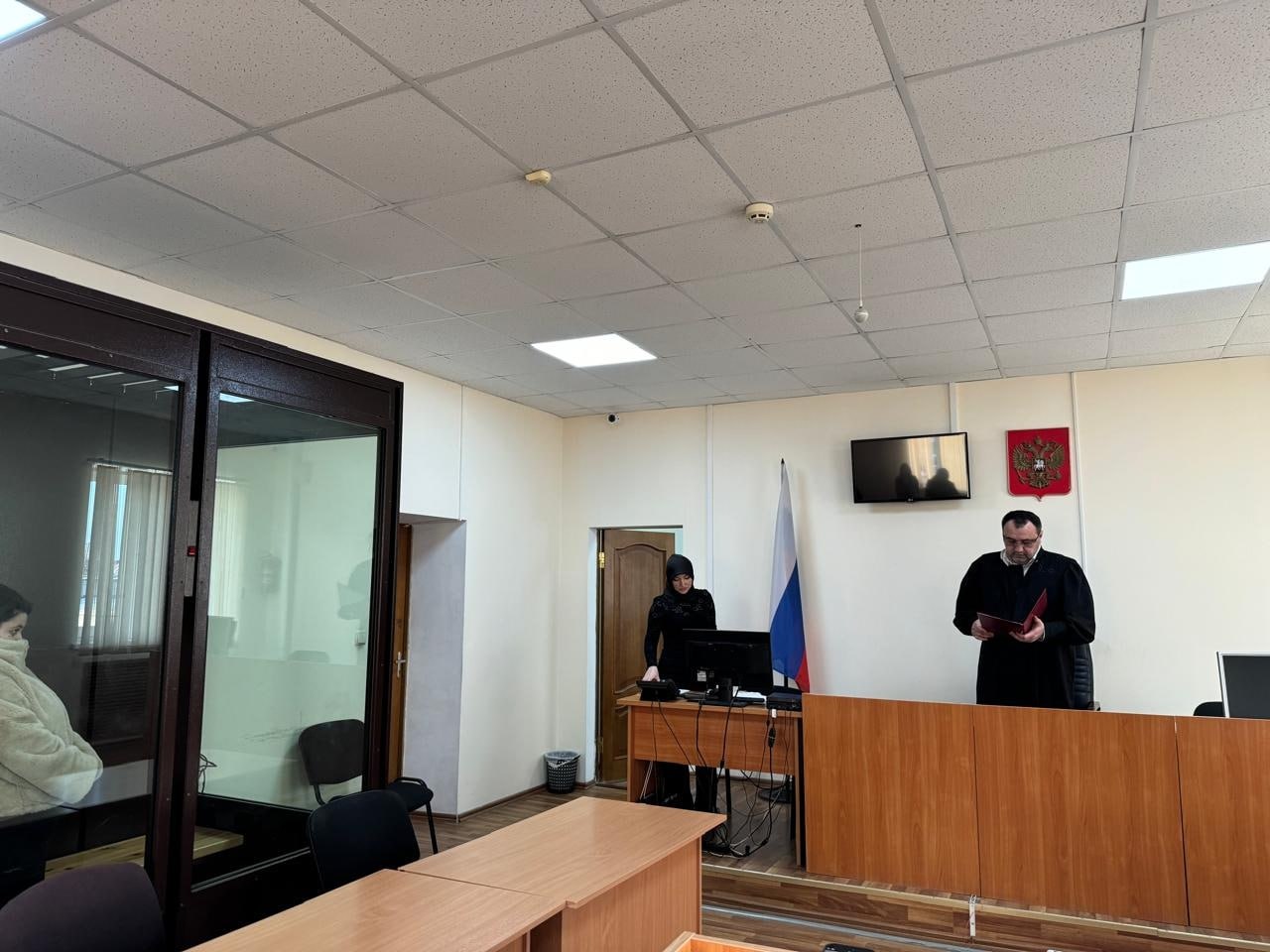 Менеджера Wildberries в Дербенте арестовали за кражу золота на 540 тысяч Дербентский городской суд отправил под стражу двух женщин по громкому делу о краже Менеджер пункта выдачи Wildberries и её подруга обвиняются в хищении золотых украшений на 540 000 рублей Согласно материалам дела поводом стал отказ в выдаче аванса После этого женщины действуя по сговору в течение десяти дней оформляли заказы на дорогие ювелирные изделия на маркетплейсе указывая свой же пункт выдачи в Дербенте Получив доступ к посылкам они забирали украшения прикрывая камеры а затем сбывали их в ломбардах Махачкалы Суд учтя риск побега избрал меру пресечения в виде заключения под стражу на два месяца до 12 марта 2026 года РГВК Дагестан в MAX