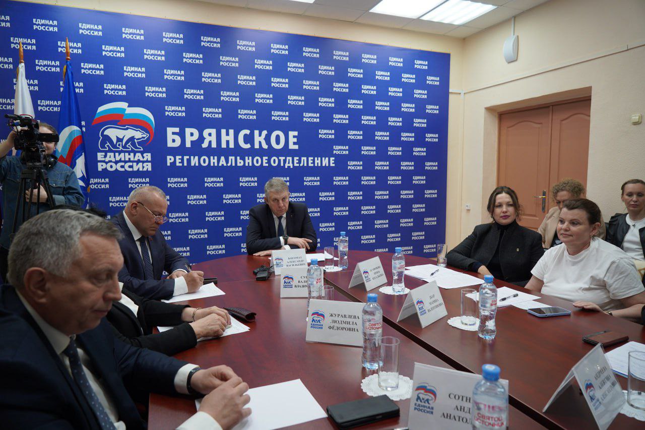 На заседании штаба, который провели Секретарь Генсовета партии «Единая Россия», первый заместитель Председателя Совета Федерации ФС РФ Владимир Владимирович Якушев и Министр просвещения РФ Сергей Сергеевич Кравцов, обсудили реализацию программы капитального ремонта школ, детских садов и строительства новых учреждений образования. Программа капремонта школ, которую «Единая Россия» реализует вместе с Минпросвещения, была инициирована Президентом Владимиром Владимировичем Путиным. Президент поручил продлить программу капремонта школ до 2030 года, а также расширить ее на детские сады и другие учреждения образования. В этом году в Брянской области будет капитально отремонтировано 20 школ, из них 15 — за счет средств федерального бюджета и 5 — за областные. Совсем недавно была открыта школа на Флотской — филиал лицея № 2 им. М.В. Ломоносова, строятся еще две школы в районе старого аэропорта. Все школы — на 1225 мест каждая, оснащенные самым современным оборудованием. В школе № 13 не только сделан капремонт, но и построен новый корпус, теперь это практически совершенно новая школа, в которой все дети смогут учиться в одну смену. В Сураже тоже строится новая школа на 500 мест, и будет решен вопрос со второй сменой. Новые спортзалы к зданиям школ строим в Сельцо и Супонево, в Мглинской школе № 1 будет новый пищеблок. Два детских сада — в поселке Свень и по улице Бурова будем строить по проекту комплексного развития территорий. Капитально ремонтируем и оснащаем не только школы, но и детские сады — в Новозыбкове и Жуковке, Меленске и Погаре. БОГОМАЗ. Подписаться.