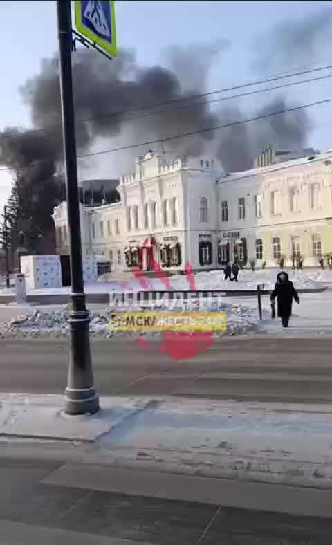 Пожар в центре Омска: горел утеплитель в реконструируемом здании