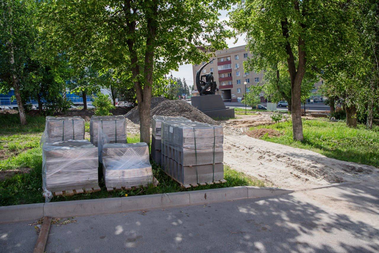 В Курске благоустраивают сквер «Спутник» Он расположен на пересечении ул. Радищева и Дзержинского. Подрядчик приступил к выполнению бетонных работ. Ведётся монтаж деревянной опалубки, на площадку завозят стройматериалы. Проектом предусмотрено создание новых подпорных стен с сохранением стилистики сквера. Благоустройство выполняется по федеральному проекту «Формирование комфортной городской среды» нацпроекта «Инфраструктура для жизни», напомнил и.о. главы Курска Сергей Котляров: - Всероссийское голосование за новые объекты благоустройства продлится до 12 июня. Куряне могут проголосовать за обновление 3-х территорий: это сквер «Пеликан», зоны отдыха на Союзной и 2-й Новосёловке. Сейм Курская область