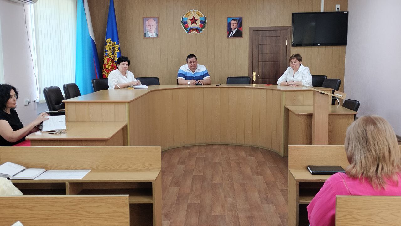 Сегодня Глава городского округа провёл еженедельное совещание с руководителями отделов и управлений Администрации. Обсудили текущую работу: Подготовку к отопительному сезону. Акцент сделан на своевременном выполнении ремонтных работ и безусловном соблюдении утверждённых сроков. Организацию вывоза мусора в посёлках. Даны поручения усилить контроль за графиком вывоза мусора. В завершении Глава городского округа обозначил приоритетные направления ответственным лицам повысить оперативность и личную вовлечённость в решение задач.