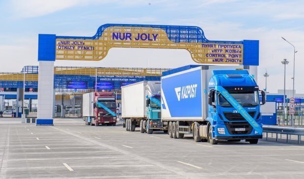 Казахстан ответит России той же монетой введет свой заградительный утильсбор Причем повышающие коэффициенты будут введены только для автомобилей из России и Белоруссии Для Киргизии и Армении входящих в ЕАЭС утиль останется прежним Сумма платежа для машин с двигателями объемом 1 2 лира вырастет в 39 раз С моторами 2 3 литра в 33 раза с двигателями свыше 3 литров в 21 раз