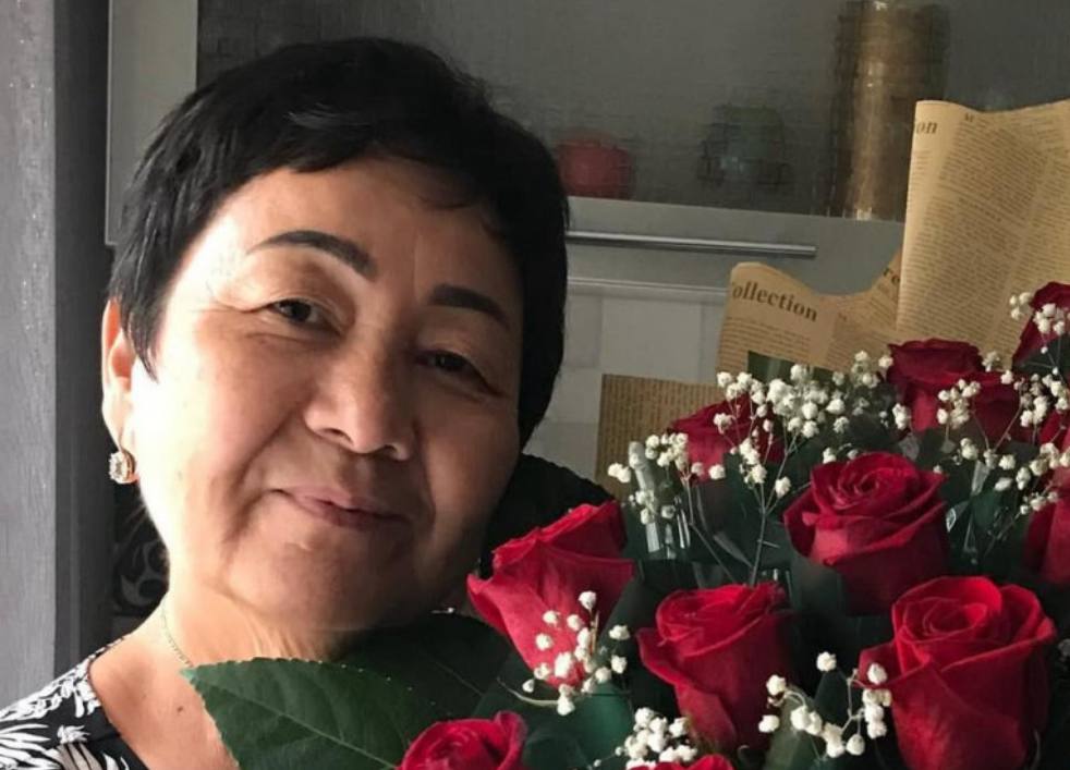 “Светлая, всегда с улыбкой”: журналист рассказал о погибшей в Египте казахстанке. Журналист Анвар Шалекенов рассказал о своей крестной маме Акмарал Мукановой — погибшей при обрушении рекламного щита в аэропорту Шарм-эль-Шейха. “Она близкая подруга моей мамы, дружили с детства. Светлый человек, всегда улыбалась. Даже в прошедшем времени говорить о ней язык не поворачивается”, — поделился он. Муканова много лет проработала в полиции Актюбинской области, после выхода на пенсию жила в Астане с сыном. “Очень добрая, никого не оставляла без внимания. Любила путешествовать, особенно с сыном”. Во время трагедии она была с ним — сейчас он всё ещё в Египте. "В воскресенье мы услышали эту новость. Тяжело, если честно. Никогда не думали, что с ней может такое случиться”, — сказал Шалекенов.