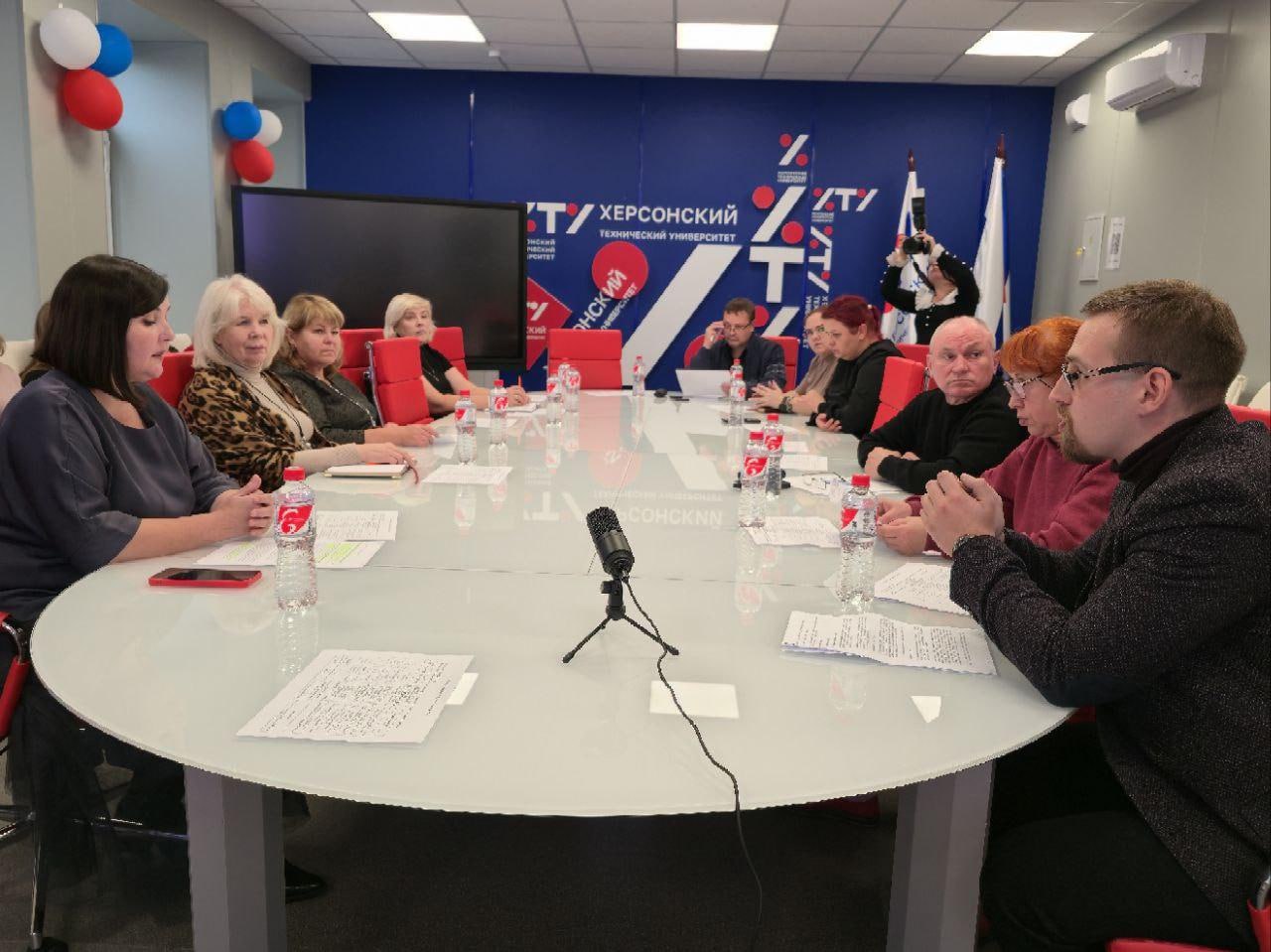 В Херсонском техническом университете проходит Неделя инженера при поддержке Минпромторга Херсонской области Министерство промышленности и торговли Херсонской области проводит Неделю инженера на базе Херсонского технического университета Инициатива приурочена ко Дню инженера и направлена на популяризацию инженерных профессий среди молодёжи региона В течение недели проходят открытые лекции серия круглых столов с участием преподавателей студентов и представителей промышленного сектора Обсуждаются актуальные вызовы инженерного образования перспективы трудоустройства развитие технологий и роль инженерных кадров в экономике региона В рамках мероприятий поднимались темы применения искусственного интеллекта в производстве цифровизации промышленности подготовки специалистов для высокотехнологичных отраслей а также направления развития современной радиоэлектроники и её значение для инженерной сферы Студенты активно задавали вопросы делились мнениями и обсуждали с экспертами реальные примеры внедрения инженерных решений говорили о карьерных возможностях и участии молодых специалистов в развитии региона Неделя инженера продлится до конца недели и завершится серией практических встреч с представителями предприятий