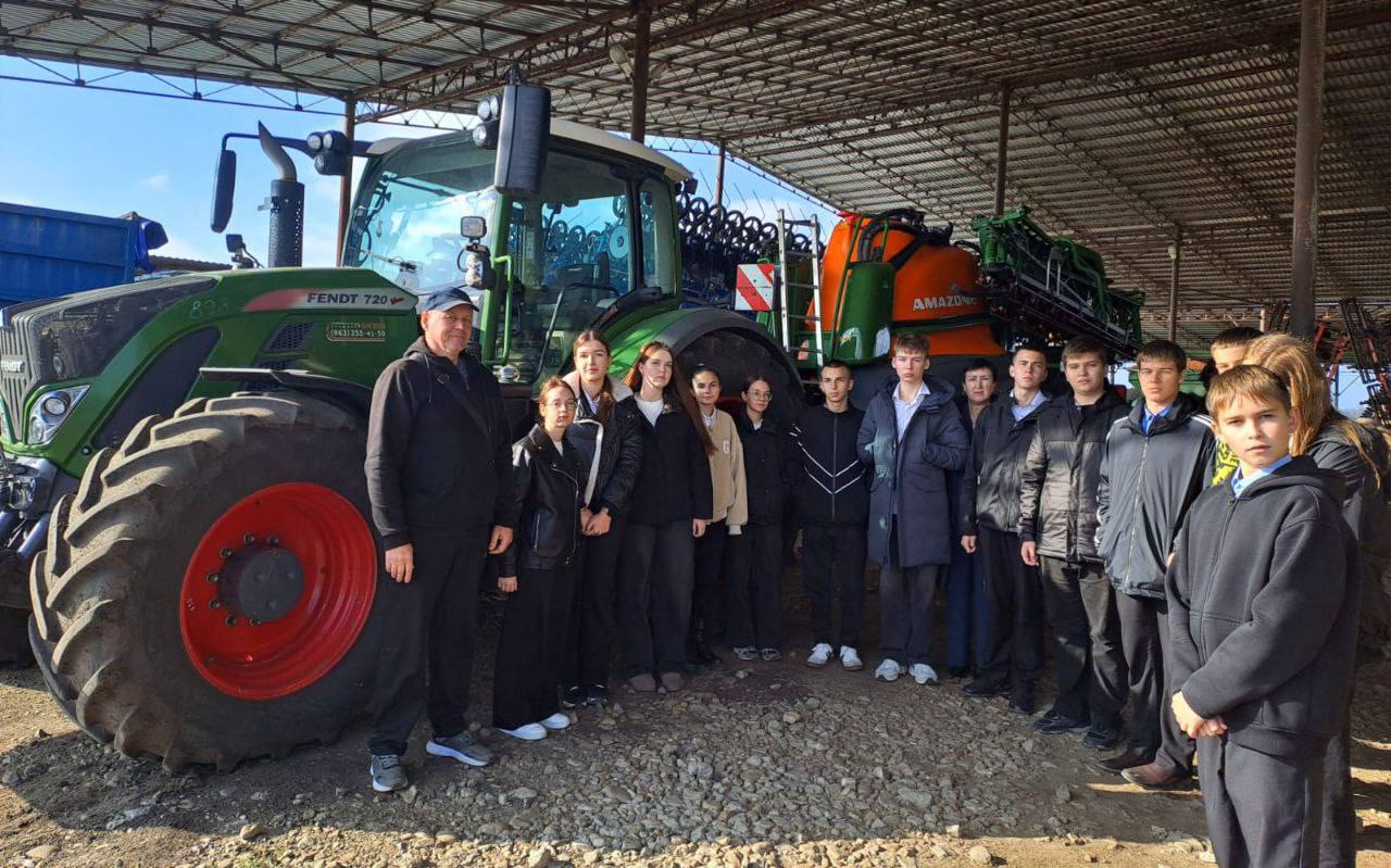 Кадр из Приморско Ахтарска Там ученики 9 класса школы 4 вместе с профконсультантами Кадрового центра Работа России отправились в профтур на сельскохозяйственное предприятие ООО Кавказ где познакомились с работой современного аграрного комплекса Эксперты агрокомплекса познакомили школьников с работой предприятия показав современные рабочие места Ребята узнали как сегодня меняются аграрные профессии агрономы используют цифровой анализ почвы механики работают с умной техникой а зоотехники контролируют здоровье животных через компьютерные программы После экскурсии многие ребята задумались о карьере в аграрной сфере Некоторые уже подали заявки на стажировки через портал Работа России чтобы на практике познакомиться с профессиями которые увидели Хотите найти свое призвание Все актуальные вакансии и программы бесплатного обучения на портале Работа России занятость Подписывайтесь на МАХ szn krasnodar23