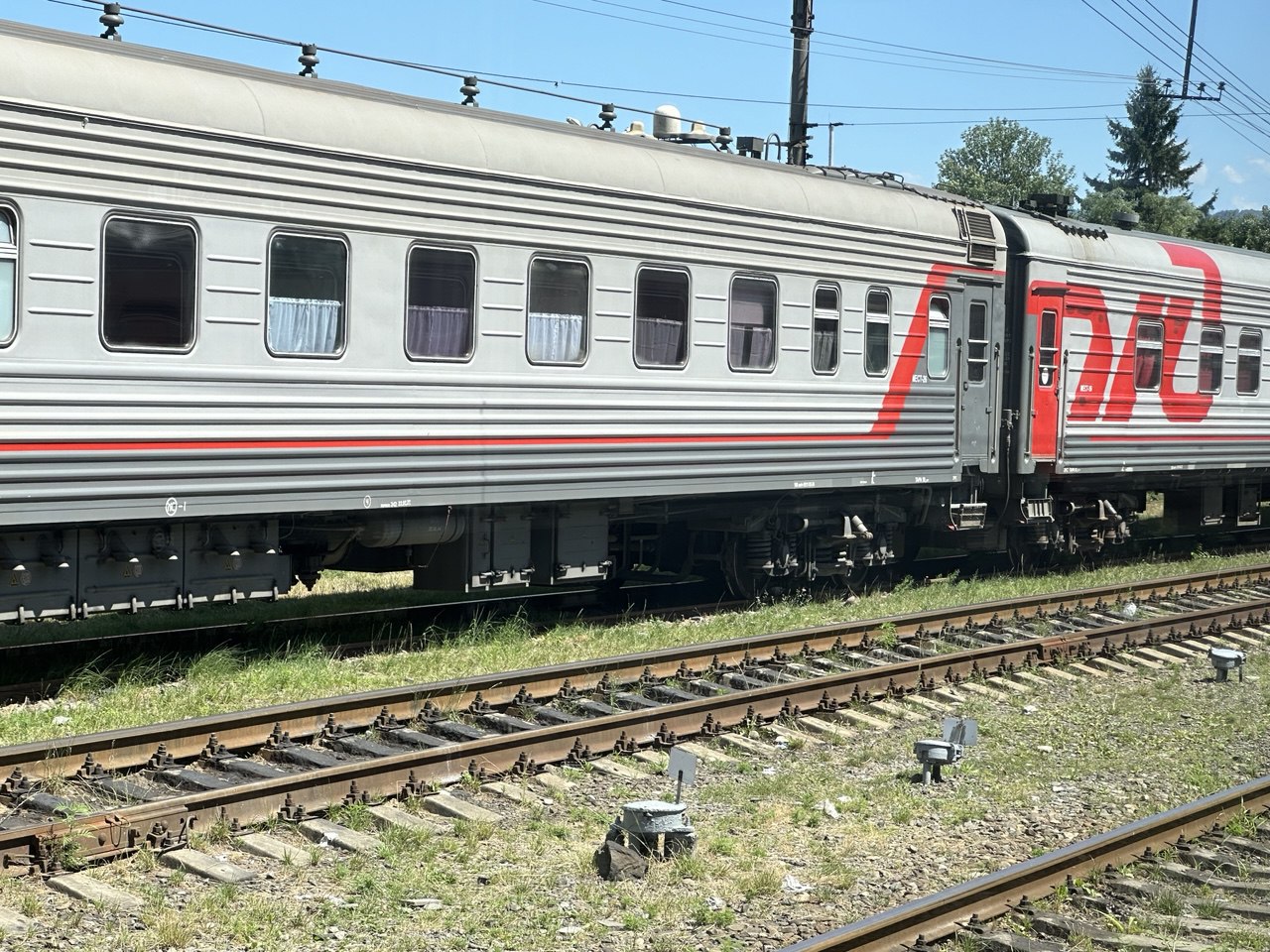 В РЖД назвали причину трудностей с покупкой билетов в Краснодарский край. Заместитель генерального директора ОАО «РЖД» Иван Колесников объяснил, почему билеты в направлении юга сложно приобрести. По словам Колесникова, причиной сложившейся ситуацией стали активное использование ботов, высокий спрос и перекупщики. Кубанские Новости