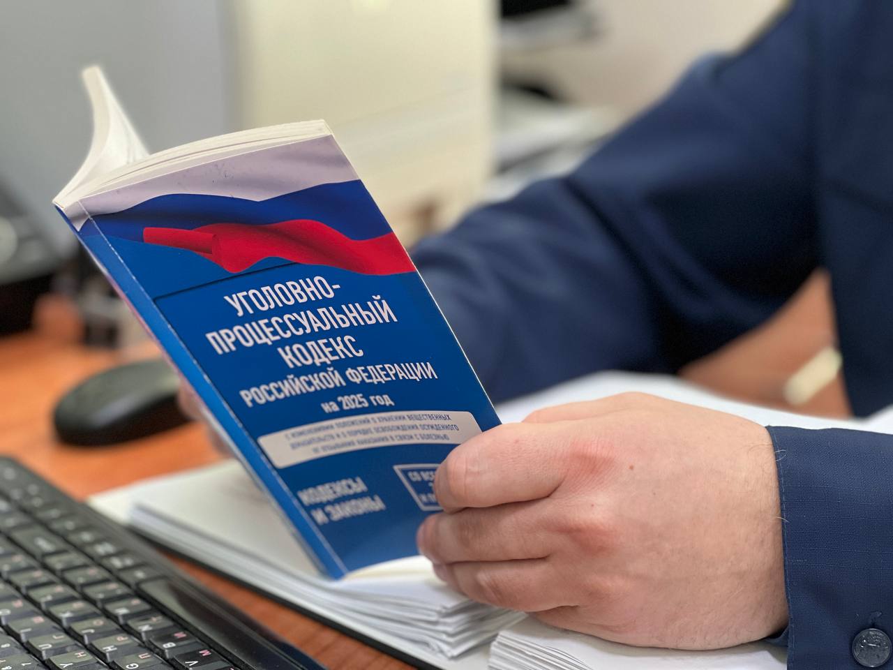 Трое жителей Саратова признаны виновными в организации деятельности экстремистской организации Собранные первым отделом по расследованию особо важных дел следственного управления СК России по Саратовской области доказательства явились достаточными для признания трех мужчин 61 41 и 49 лет виновными в совершении преступления предусмотренного ч 1 ст 282 2 УК РФ организация деятельности экстремистской организации Следствием и судом установлено что в период с ноября 2022 по март 2023 года осужденные осведомленные о ликвидации в соответствии с вступившим в законную силу решением Верховного Суда РФ экстремистской организации деятельность которой запрещена в связи с осуществлением экстремистской деятельности незаконно совершали действия организационного характера направленные на продолжение противоправной деятельности запрещенной организации В целях конспирации фигуранты определяли места и способы проведения собраний с использованием средств удаленной связи через сеть Интернет руководили их проведением а также принимали в них непосредственное участие Уголовное дело было возбуждено на основании материалов представленных региональным УФСБ и ГУ МВД Приговором суда каждому назначено наказание в виде штрафа в размере 600 тыс рублей подписаться на Следком 64 в MAX подать обращение