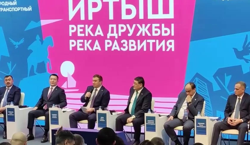В Омске по инициативе губернатора Виталия Хоценко прошел международный форум Иртыш река дружбы река развития В нем приняли участие делегации регионов Казахстана Китая и России Омский губернатор заявил Иртыш наше общее стратегическое преимущество Совместно мы можем вернуть реке её транзитную мощь расширить логистику и создать новый международный транспортный коридор Это откроет дополнительные возможности для экономики наших регионов Все предложения форума по словам губернатора будут направлены в совместную российско казахстанскую комиссию по трансграничным водным объектам Политолог Алексей Ярошенко отметил Омский губернатор осуществляет приземление федерального курса на переориентацию экономических связей Стратегическая рамка переводится в конкретный региональный проект с понятной экономикой Эксперт подчеркнул что создание транспортного коридора сформирует вокруг себя инфраструктурный контур цепочки добавленной стоимости создаст рабочие места и привлечет инвестиции Омская область получает не просто лозунг разворота на Восток а понятный механизм роста резюмировал Ярошенко На форуме руководители Омской Павлодарской и Восточно Казахстанской областей подписали соглашения о сотрудничестве