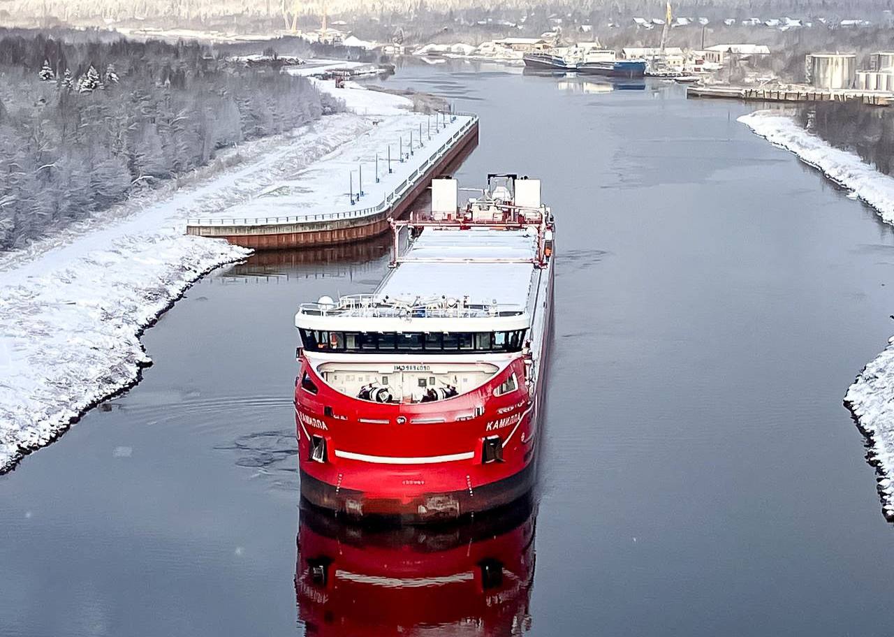 В Волго Балтийском бассейне увеличились грузоперевозки и пассажиропоток За навигацию 2025 года в Волго Балтийском бассейне выполнили 18 6 тысяч рейсов перевезли 13 3 млн тонн грузов Рост по сравнению с прошлым годом на 4 и 7 соответственно Общее количество шлюзований увеличилось на 6 и превысило 31 тысячу Всего через шлюзы Волго Балта пропустили 53 877 судов что на 5 больше чем годом ранее Пассажиропоток увеличился на 2 по водным путям Волго Балтийского бассейна перевезли свыше 383 тысяч пассажиров Росморречфлот в MAX ВК