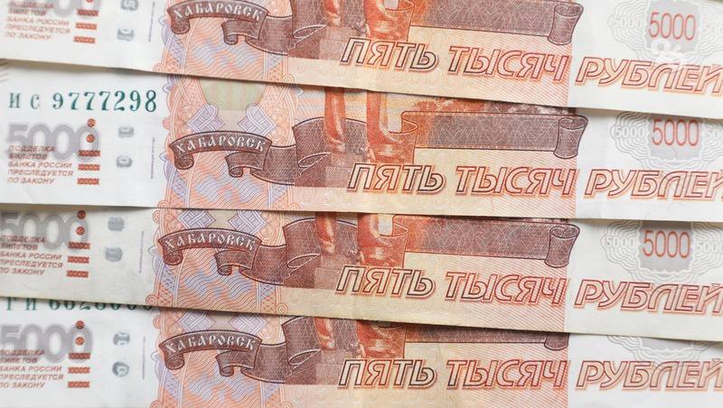 19-летний директор магазина на Ставрополье провернул аферу на 22,6 млн рублей В обязанности молодого человека входило консультирование клиентов по вопросам приобретения товаров в кредит. Этим и воспользовался преступник, оформляя займы якобы на покупателей и внося ложные данные. Когда заявки одобрялись, аферист забирал деньги себе. По итогу парень заключил 156 фиктивных кредитных договоров потребительского займа на общую сумму свыше 22,6 млн рублей. Во время суда молодой человек признал вину и раскаялся. Его приговорили к двум годам и четырём месяцам колонии общего режима, а также на два года запретили занимать должности с материальной ответственностью в банковской сфере. Махинатора взяли под стражу в зале суда. Также на мошенника подал гражданский иск банк, который больше всего пострадал от действий «бизнесмена». Теперь бывший директор магазина обязан выплатить организации 22,5 млн руб., за вычетом уже возмещённых 100 тысяч.