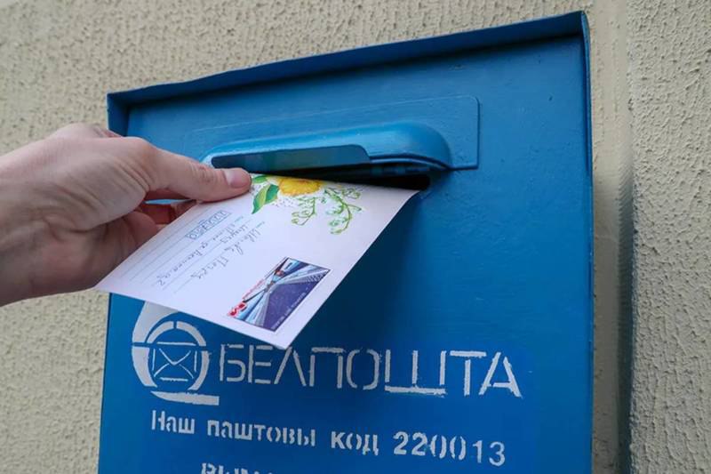В июле без учета сезонного фактора больше всего подорожали почтовые услуги, горячее водоснабжение и билеты на международные поезда  Рост тарифов и цен составил соответственно 23,35%, 10,18% и 7,62%.  В пятерке лидеров по удорожанию среди несезонных продовольственных товаров: натуральный молотый кофе  +4,56% , натуральный мед  +4,09% , рыбные консервы в томатном соусе  +3,96% , халва  +3,73%  и кукурузные хлопья  +3,31% .  Среди сезонных: морковь  +39,99% , яблоки  +8,44% , груши  +2,04% , свежие грибы  +0,94% , зелень  укроп, петрушка, салат   +0,74% .  В целом продукты питания и безалкогольные напитки подешевели за месяц на 0,03%, с учетом алкоголя и табачных изделий — подорожали на 0,02%. Цены на непродовольственные товары увеличились в июле на 0,05%.     Подробности    Без VPN   blizko.by