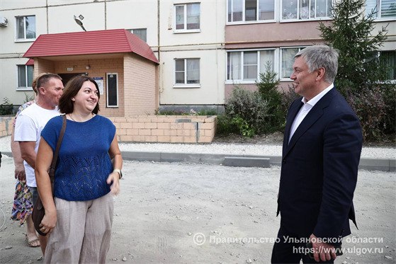 Благоустройство дворовых территорий продолжается в регионе  Обновление дворов многоквартирных жилых домов в муниципалитетах проводится по федеральной программе «Формирование комфортной городской среды» национального проекта «Инфраструктура для жизни» и региональной программе «Мой двор».  Губернатор Ульяновской области Алексей Русских в Засвияжском районе регионального центра проверил выполненные работы на дворовых территориях домов № 69, № 71, № 73 по улице Рябикова и дома № 27/2 по улице Самарской.