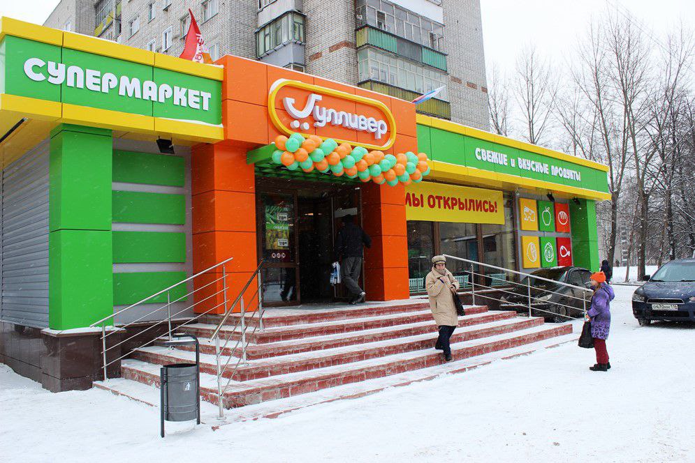 Продуктовая сеть Гулливер может быть продана Владельцы ульяновской FMCG сети Гулливер а это на минуточку 20 лет истории и 100 магазинов в Ульяновской и Саратовской областях решили что пора с этим делом завязывать Ритейлер выставил свою сеть на продажу рыночную стоимость оценивают примерно в 3 5 млрд рублей Сам Гулливер пока официально помалкивает но источники знакомые с ситуацией утверждают что ритейлер уже вовсю рассылает свои предложения потенциальным покупателям Но ребята не просто выходят из игры это скорее тонкая стратегия ведь в портфеле компании ещё две сети дискауетеров Победа и Народный амбар И пока классическая розница в лице Гулливера растет на скромные 9 до 20 3 млрд рублей дискаунтер Победа несётся на всех парах с ростом оборота в 32 до 114 млрд руб за 2024 год а общее количество точек Победы перевалило за 670 в 31 регионе РФ Так что такой шаг выглядит вполне разумным а нам остаётся следить за дальнейшей судьбой Гулливера ТорговыеСети Ритейл новостиритейла FMCG retail Знание сила Подписка кнопка