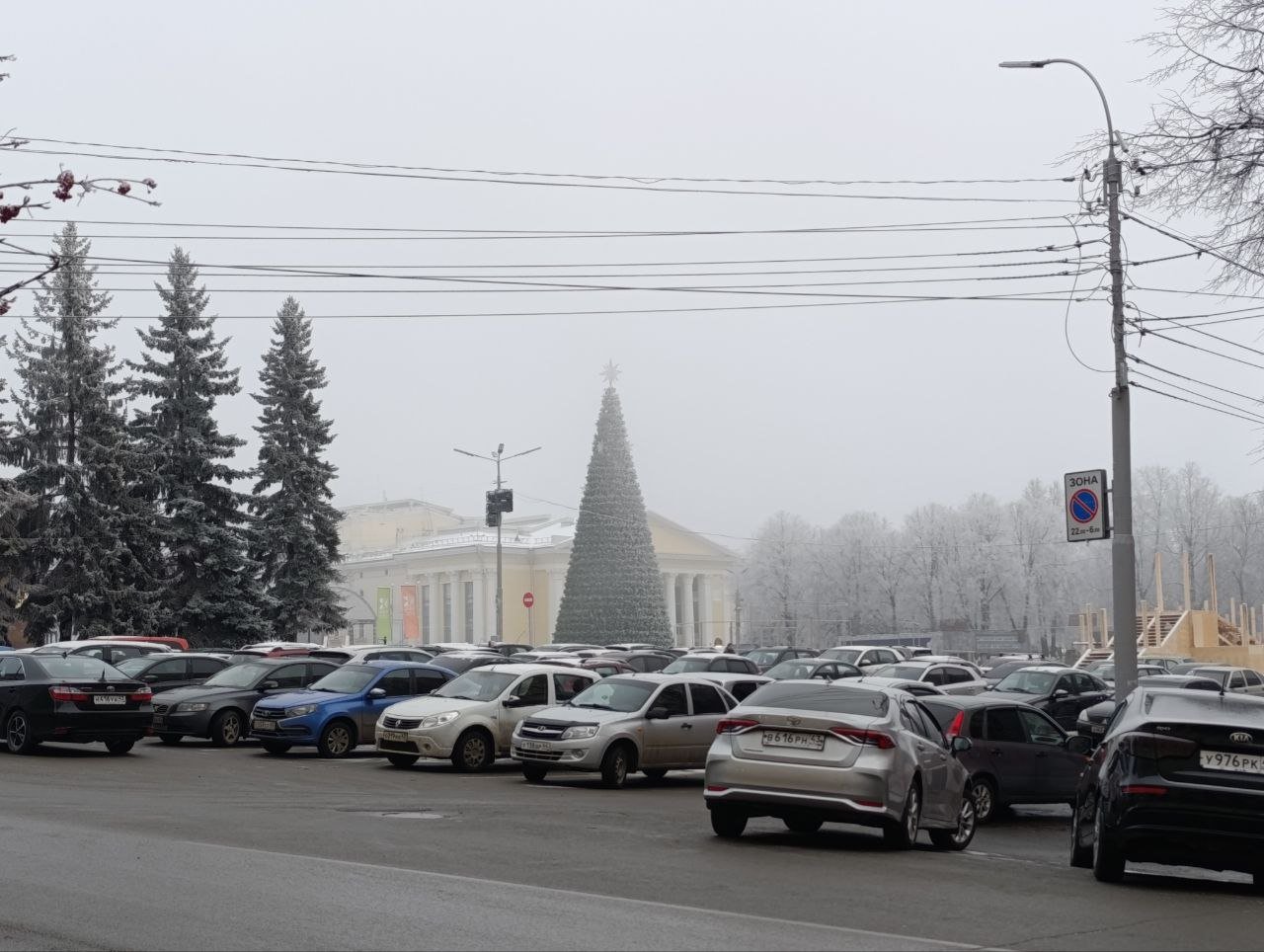 В Кирове завершили установку главной новогодней ёлки.