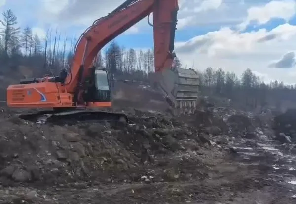 В Бурятии незаконно разрыли реки при добыче золота Прокуратура выявила что акваториях рек Большой Дипкош и Доломо и на прилегающих береговых территориях велись незаконные разработки карьеров с помощью тяжёлой техники Это привело к гибели кормовой базы донный корм рыб и нарушениям путей миграции Фото прокуратура Бурятии