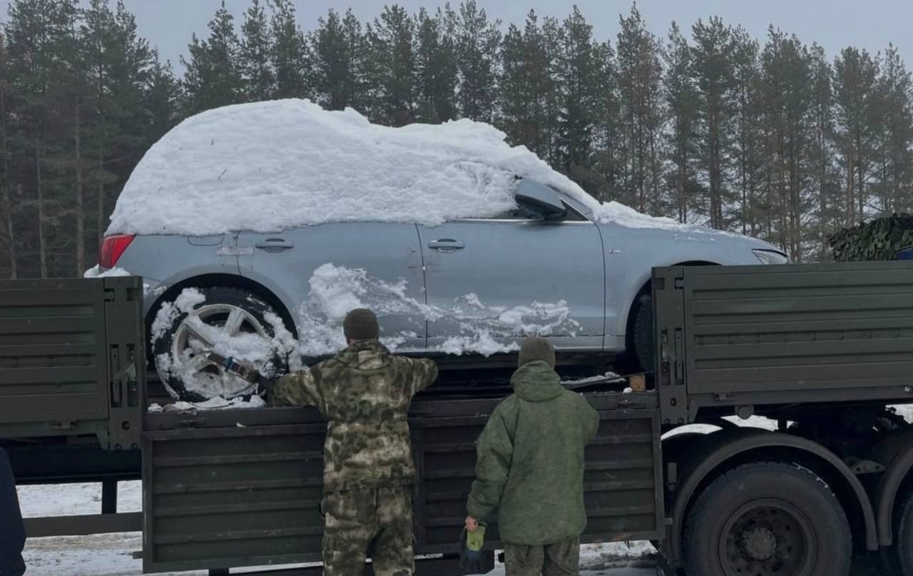 7 конфискованных автомобилей нетрезвых водителей в Удмуртии переданы на нужды СВО    В Воткинске сразу семь местных жителей признаны судом виновными в совершении преступления, предусмотренного ч.1 ст. 264.1 УК РФ «Управление транспортным средством в состоянии опьянения лицом, подвергнутым административному наказанию».   Нарушителям назначено уголовное наказание в виде обязательных работ с конфискацией транспортных средств.    Автомобили нарушителей, конфискованные по решению суда, судебные приставы Удмуртии передали представителям Министерства обороны России для направления на фронт для оказания помощи военнослужащим.   Так, на нужды СВО отправились «Audi Q5», «Газ-31105», «Hyundai Solaris», «ВАЗ-21093», «Лада Приора», «Opel Astra», «Лада 4х4».