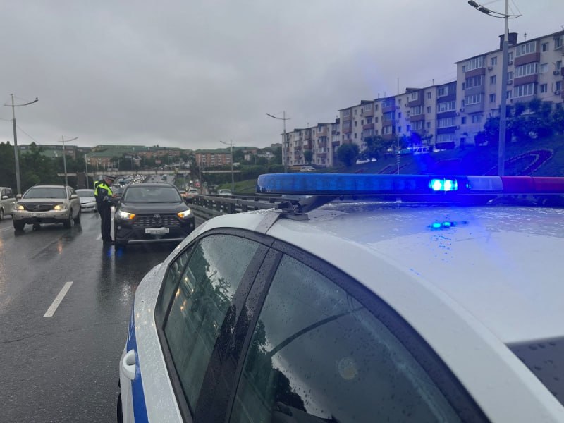 Госавтоинспекция Владивостока рекомендует водителям выбирать безопасную скорость, соблюдать дистанцию и избегать резких маневров По информации Приморского гидрометцентра, над территорией Приморского края, в том числе, во Владивостоке, 20 и 21 июня ожидаются сильные дожди. Также прогнозируется усиление юго-восточного ветра до 17 - 24 м/с. В связи с предстоящей непогодой Госавтоинспекция Владивостока напоминает водителям о правилах управления транспортным средством в сложных погодных условиях: - выбирать скорость в зависимости от состояния проезжей части. На мокрой дороге степень сцепления колес с полотном существенно снижается; - соблюдать дистанцию, поскольку видимость в сильный дождь значительно падает; - избегать опасных маневров, в том числе обгонов и резких перестроений; - проверять техническое состояние своего автомобиля, в том числе исправность стеклоочистителей и обдува стекла. Госавтоинспекция Владивостока рекомендует автомобилистам использовать помимо ближнего света фар противотуманные фары. Благодаря этому автомобиль будет более заметным на дороге. В условиях ограниченной видимости водителям необходимо осуществлять движение с безопасной скоростью, чтобы в случае возникновения опасных ситуаций иметь возможность предотвратить дорожно-транспортное происшествие. Водителям транспортных средств следует избегать резких маневров и снижать скорость плавно. При неблагоприятной погоде пешеходам также следует соблюдать нормы безопасного поведения на дороге: – останавливаться перед выходом на проезжую часть и делать шаг, только убедившись, что все водители транспортных средств видят пешехода и пропускают; – отдавать предпочтение яркой одежде; – использовать световозвращающие элементы. Полиция Приморья