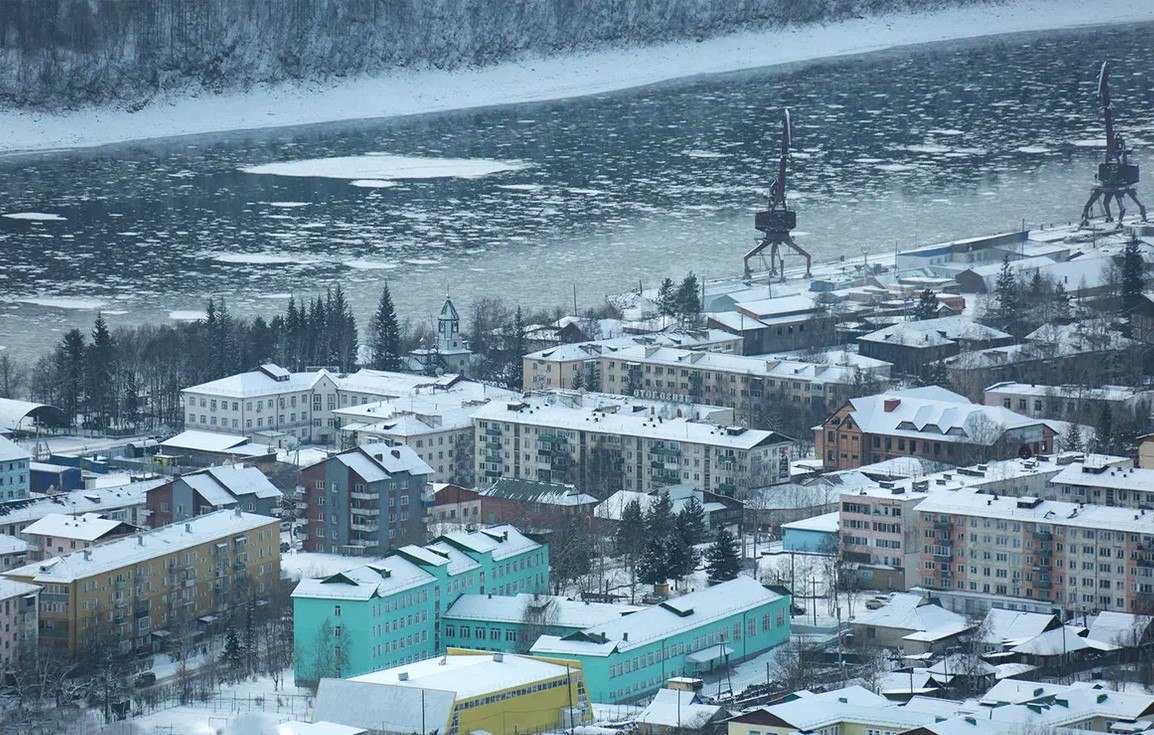 Жители Бодайбо и Бодайбинского муниципального района с 1 февраля смогут летать в Иркутск по специальному сниженному тарифу 13 902 5 руб в областной центр и обратно Тариф будет применяться на рейсах авиакомпании ИрАэро Авиакомпания стала победителем конкурса который провело министерство транспорта и дорожного хозяйства региона Это долгожданная новость для северян Ранее они покупали билеты по коммерческой стоимости а она очень высокая Теперь часть затрат будет компенсировать областной бюджет Сразу отмечу специальный тариф действует не для всех а только для имеющих прописку в Бодайбо или Бодайбинском муниципальном районе при покупке в любой авиакассе Иркутска и Бодайбо Остальные будут покупать билеты по полной стоимости Высокая цена билетов на маршруте Иркутск Бодайбо долгое время являлась одним из самых острых вопросов для местных жителей Ко мне многократно поступали обращения по этому поводу Чтобы изменить ситуацию была разработана новая схема поддержки авиасообщения с отдаленными северными территориями внесены изменения в региональный Порядок субсидирования авиаперевозок По нему возможно применить специальный тариф на коммерческих рейсах Эту схему испытаем на рейсах из Бодайбо в Иркутск и обратно Если она будет успешной то распространим ее на все авиарейсы в труднодоступные территории Иркутской области Мой канал в MAX