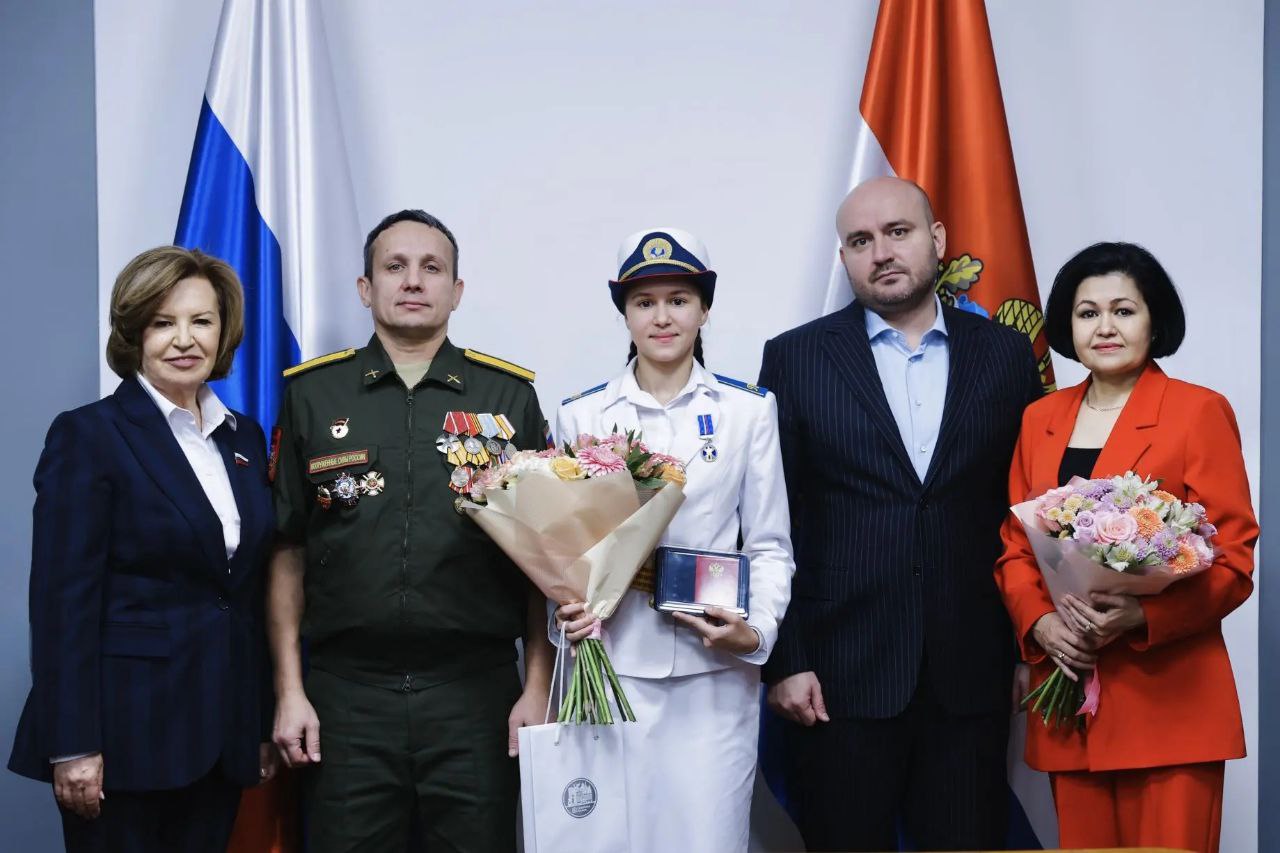 Девушка из Самарской области получила медаль За проявленное мужество 14 летняя девушка Руслана Салахутдинова на протяжении года ухаживала за своим отцом который получил тяжелое ранение в зоне СВО Мужчина более 20 лет служил в одной из бригад в регионе Он удостоен медали Жукова и ордена Мужества всего имеет 15 наград После ранения боец проходил длительное лечение в госпиталях где все время с ним находилась дочь Она помогала не только отцу но и другим раненым Губернатор заявил что семье окажут дополнительную поддержку Гордимся Подпишись на truekpru63 Мы в MAX