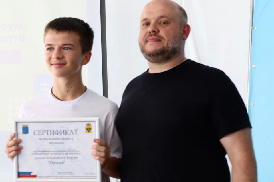 Активист Движения Первых Херсонщины стал одним из победителей форума «Прорыв»  На молодежном форуме «Прорыв» в Алешкинском округе отмечен проект «Путешествие в сердце родного края» активиста Движения Первых Богдана Мандрыка. Инициатива, направленная на повышение интереса школьников к истории и культуре родного края, получила поддержку в виде гранта размером 10 тысяч рублей.  Как рассказали в региональном отделении Движения Первых, суть проекта заключается в организации познавательных поездок для детей из небольших населенных пунктов Алешкинского округа в Скадовский краеведческий музей.  «Это событие стало для меня настоящим прорывом! У меня появилась возможность реализовать свою идею и внести вклад в развитие нашей страны. Я благодарен организаторам форума за предоставленную возможность и поддержку», — поделился Богдан Мандрык.   Реализация проекта запланирована на начало сентября 2025 года.