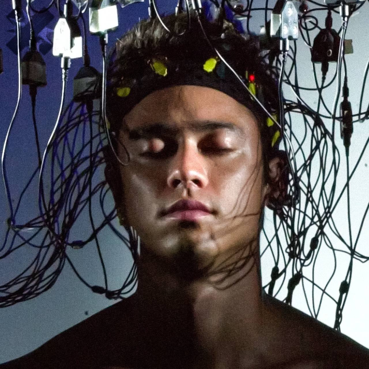 Молодёжь теряет внимание и память Учёные отмечают что у молодых людей всё чаще наблюдаются проблемы с концентрацией памятью и принятием решений некоторые даже не могут вспомнить что ели на завтрак Наиболее выражен эффект среди людей с низким доходом и без образования эксперты связывают это с постоянным стрессом клиповым мышлением и переизбытком информации в цифровой среде тревожно всё из за телефонов пох мне бы память до завтра удержать НЕ МОРГЕНШТЕРН