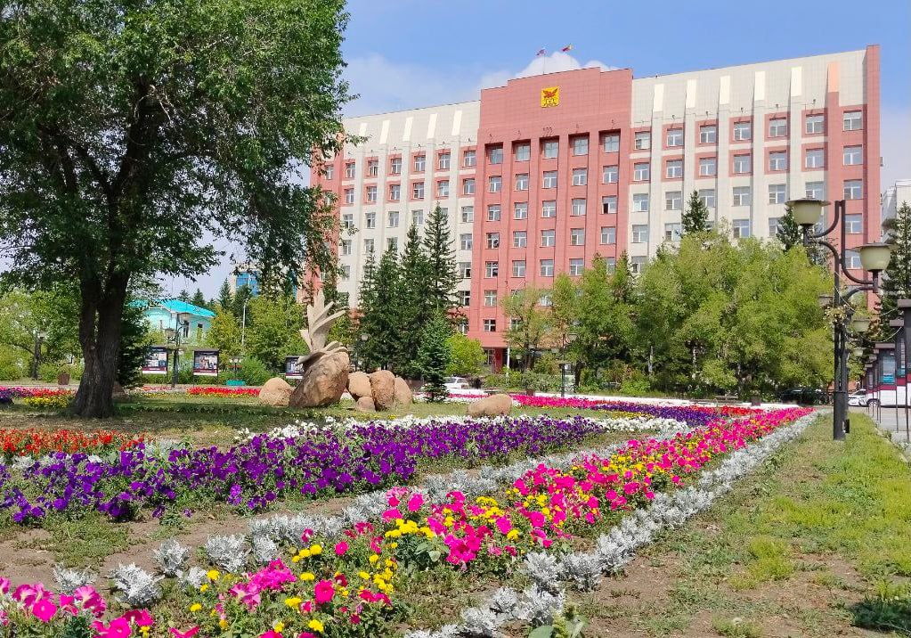 Новые руководители министерств назначены в Забайкальском крае Формирование правительства и органов власти продолжается в Забайкальском крае Согласно подписанным распоряжениям были назначены и о министра лесного хозяйства и пожарной безопасности а также министр транспорта и дорожного хозяйства Забайкалья Валерий Шрейдер бывший заместитель министра природных ресурсов и экологии Новосибирской области Карьеру он начинал лесником прошел трудовой путь до заместителя директора Областной экологической станции Руководил ГКУ НСО Природоохранная инспекция и управлением по охране животного мира особо охраняемых природных территорий министерства природных ресурсов и экологии Новосибирской области В 2024 году был назначен главным лесным инспектором Забайкалья Согласно распоряжению Валерий Шрейдер назначен и о министра лесного хозяйства и пожарной безопасности региона Напомним что после изменений в структуре исполнительной власти Забайкалья было реорганизовано Минприроды и ГО и ПБ региона создано Министерство лесного хозяйства и пожарной безопасности Забайкалья Министерство природных ресурсов переименовано в Министерство природных ресурсов и экологии региона руководителем которого остается Павел Волжин Евгений Дюртеев был назначен на должность министра транспорта и дорожного хозяйства Забайкалья Евгений Витальевич Дюртеев в 2006 году завершил обучение в Сибирском государственном университете путей сообщения Новосибирск получив квалификацию инженера путей сообщения по специализации Мосты и транспортные тоннели Трудился в Республике Бурятии где с 2020 года руководил государственным казённым учреждением Управление региональных автомобильных дорог За плечами Евгения Дюртеева большой опыт в дорожной и строительной сферах С 2023 года он трудился на должности заместителя начальника ФКУ Упрдор Забайкалье Подписывайтесь TG VK MAX