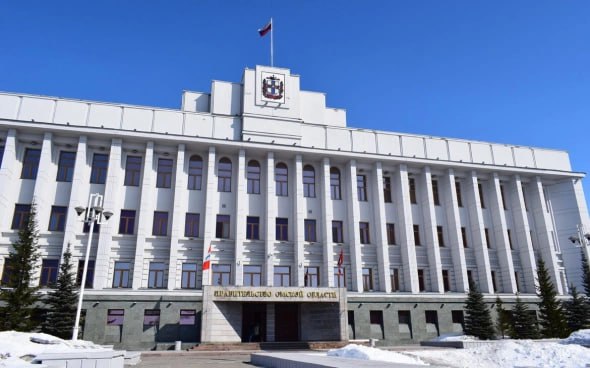 Омское правительство обратилось в КС из за штрафов для местных чиновников Правительство Омской области обратилось в Конституционный суд РФ чтобы проверить статью Кодекса об административных правонарушениях которая запрещает наказывать местные власти за неисполнение полномочий если они не были профинансированы должным образом сообщается на сайте суда 11 ноября обращение было принято к рассмотрению По данным Коммерсантъ омские чиновники не понимают что необходимо делать чтобы избежать наказания Это по мнению властей нарушает конституционный принцип формальной определенности закона В запросе отмечается что судебная практика противоречива и предполагает вариативное и непредсказуемое толкование относительно содержания подобных мер rbc omsk