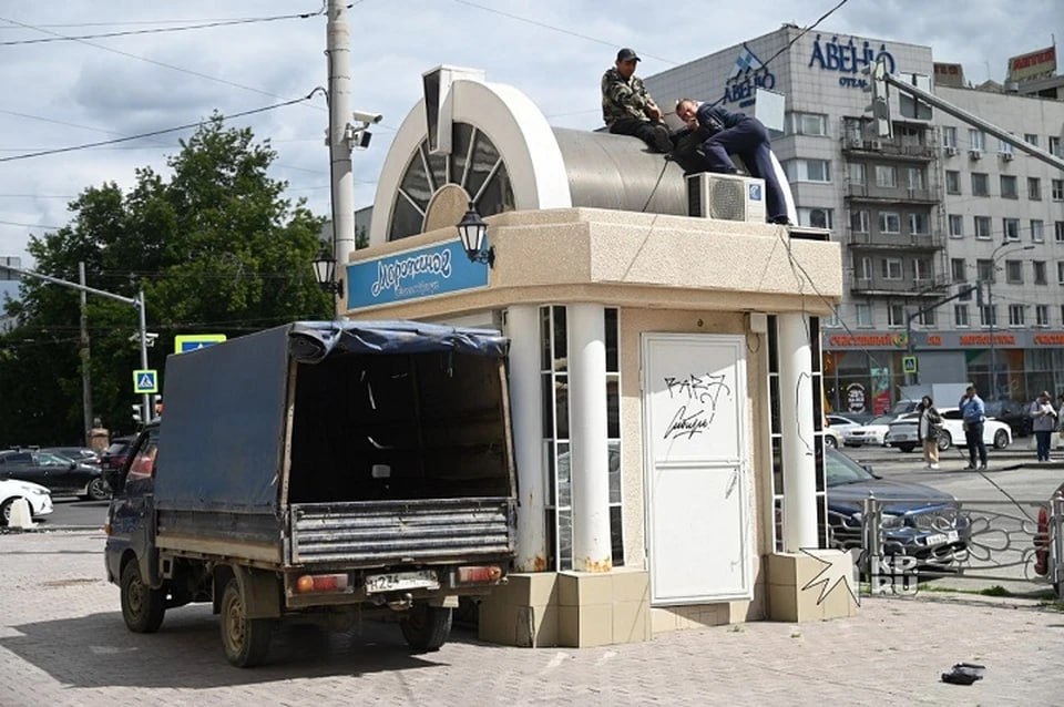 Суд остановил снос киосков в Екатеринбурге Начавшийся в этом году массовый демонтаж киосков связан был с истечением двухлетнего срока аренды Суд же признал что срок был установлен незаконно Юрист Константин Акатьев объяснил что теперь властям придется разрабатывать новую нормативную базу для продления Все киоски договоры по которым не были расторгнуты останутся на своих местах Снесенные объекты тоже смогут вернуться на прежнее место если они не успели расторгнуть договор   Подпишись на КП Екатеринбург Мы в Max