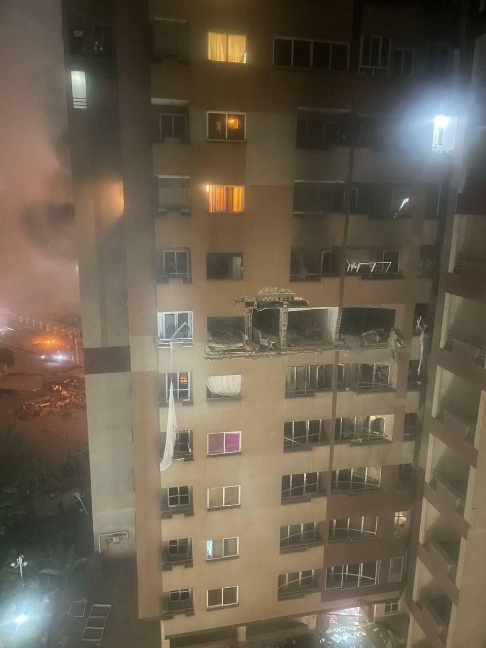 В результате израильского авиаудара пострадала жилая высотка в Тегеране. Данных о пострадавших пока нет.