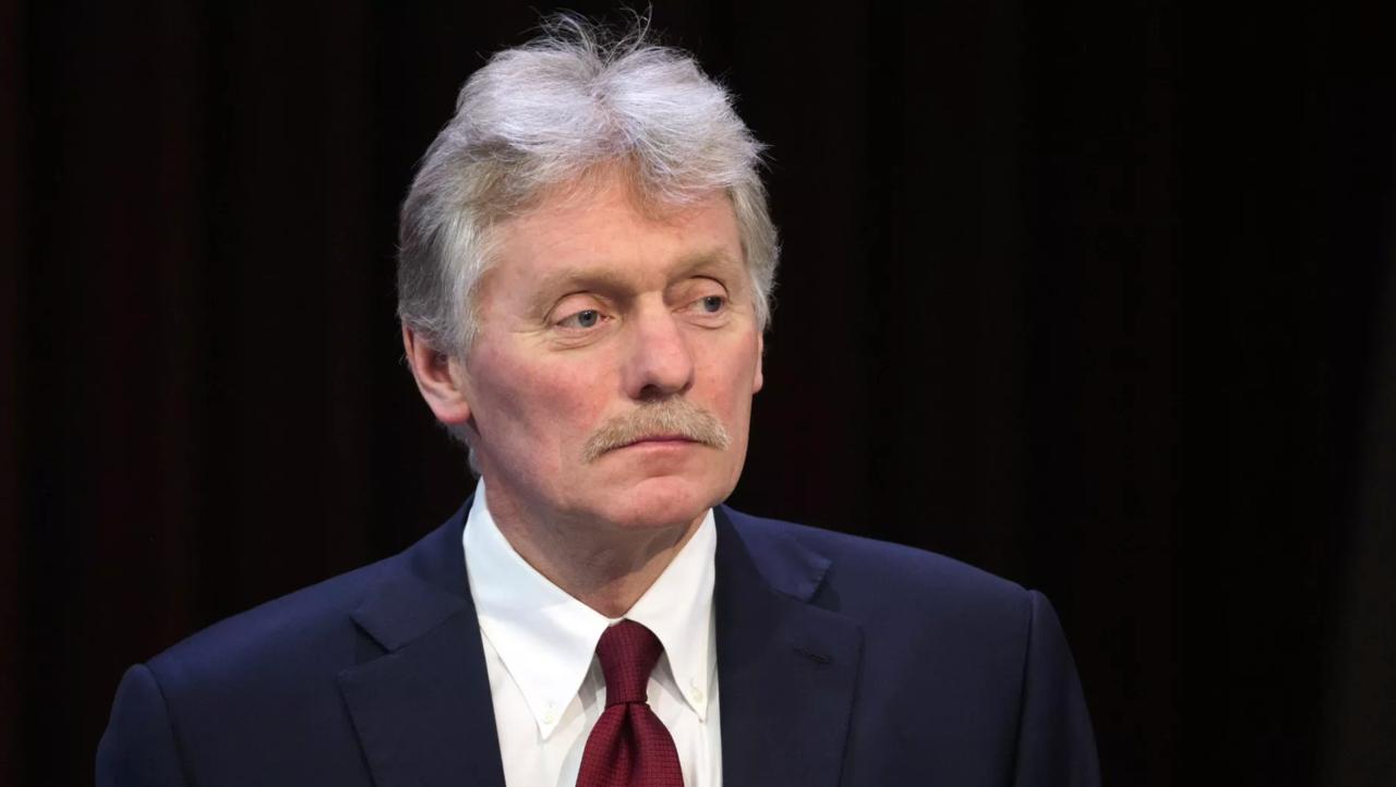 Дмитрий Песков призвал “с пониманием относиться к возможным ограничениям в работе связи”. Они будут действовать до 10 мая включительно. “Могут быть ограничения в работе, это не сбои, это ограничения в работе мобильного интернета. По понятным причинам. Нужно с пониманием к этому относиться. Мы все с вами, москвичи, конечно же, хотим, чтобы этот славный праздник победы был отмечен на должном уровне”, — заявил пресс-секретарь президента. По его словам, " нужно учитывать опасное соседство, которое мы имеем". Песков отметил, что на протяжении всех дней, когда в Москве будут гости находиться празднеств, до 10 мая включительно нужно быть готовыми к ограничениям мобильного интернета.