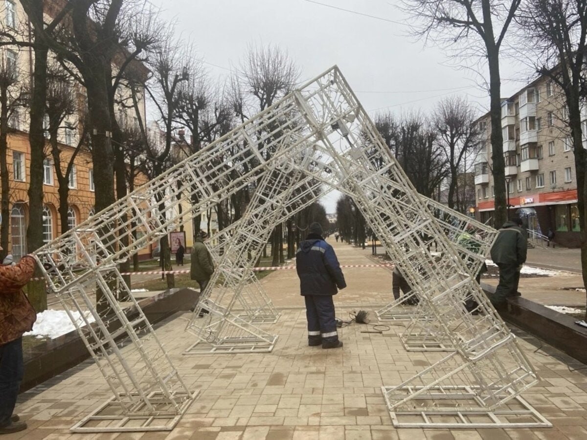 В Смоленске улицы украшают к Новому году  В Смоленске продолжаются работы по подготовке к Новому году. На улице Октябрьской революции устанавливают тройную светящуюся арку.  Сотрудники «Зеленстроя» начали устанавливать праздничное оформление к Новому году сегодня. Кроме того, на этой неделе в каждом районе города начнется монтаж елок и других арт-объектов.    Важное в Смоленске