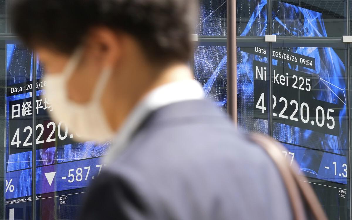 Berkshire Hathaway Баффетта докупила акции двух японских сого сёся Berkshire Hathaway увеличила свою долю в Mitsubishi до 10 23 Mitsui также подтвердила сделку но не уточнила точный размер новой доли Акции обеих компаний выросли на этих новостях Акции Сого сёся начали активно расти с марта текущего года после того как Berkshire увеличила в них свою долю В феврале в ежегодном письме акционерам Berkshire Hathaway Баффетт сообщил что инвестиционный конгломерат договорился с пятью торговыми японскими домами о повышении потолка инвестиций более чем до 10 В мае Уоррен Баффетт также заявил что его холдинг будет удерживать свои инвестиции в акции сого сёся минимум 50 лет Сого сёся от японского 総合商社 что переводится как всеобъемлющие торговые фирмы характерные для Японии универсальные торговые компании чья деятельность охватывает практически все отрасли экономики Они занимаются торговлей поставками сырья разработкой и производством продукции Подробнее Berkshire Hathaway Баффетта докупила акции двух японских сого сёся Подписаться на Сам ты инвестор