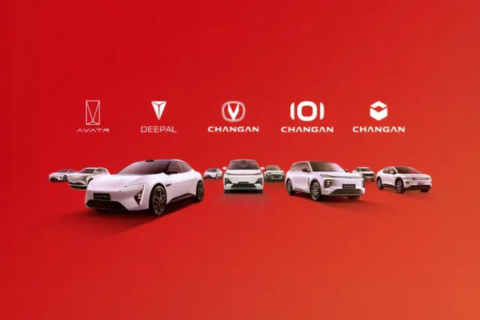 Changan создала глобальную автогруппу и вошла в элиту экономики Китая Changan объявила о создании China Changan Automobile Group — новой глобальной структуры, в которую вошли Changan Automobile, Chenzhi Group и Changan Auto Finance. Объединение позволит выстроить вертикально интегрированную экосистему с фокусом на технологичность, производство, финансы и сервис. Новая группа вошла в список стратегически значимых компаний КНР и заняла 73-е место среди национальных корпораций под управлением госкомиссии SASAC. Это признание лидерства Changan, которая уже более 150 лет развивает автопром, представлена в 77 странах и управляет 39 заводами, 10 R&D-центрами и сетью из 14 000 дилеров.