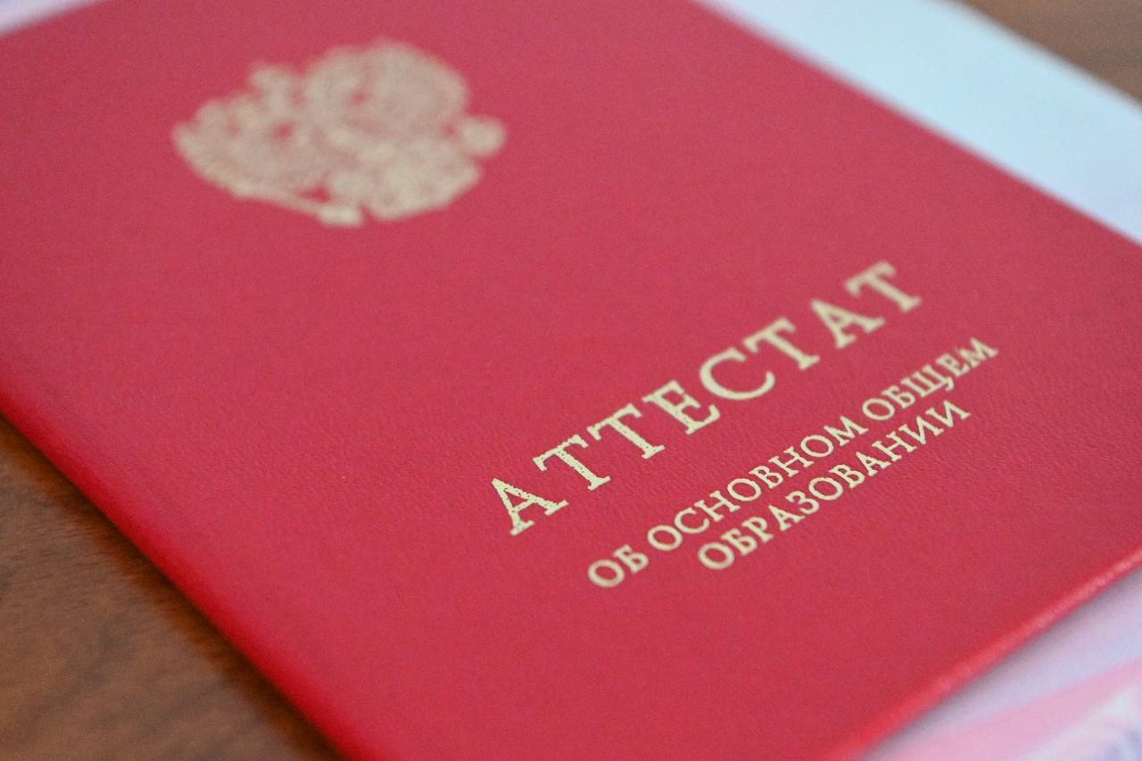 Гладков поручил проработать варианты проведения последних звонков для выпускников В соцсетях поступает много вопросов от родителей и педагогов по формату проведения выпускных вечеров, отметил губернатор на заседании правительства Белгородской области — Это важное событие для каждой семьи, элементы торжественности должны сохраниться. Но мы должны учитывать текущую оперативную обстановку, — отметил глава региона. В качестве примера губернатор привёл возможность проведения праздника для школьников Краснояружского района в соседнем Ракитянском районе, где сейчас находятся многие семьи. Главе регионального Минобра Андрею Милёхину поручено подготовить информацию о форматах проведения последних звонков в разных муниципалитетах. Фото: пресс-служба мэрии Белгорода Поддержать бустом