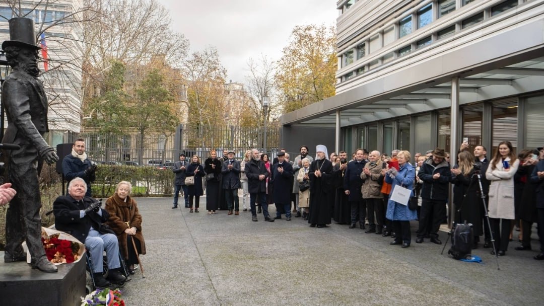 Митрополит Рязанский и Михайловский Марк участвовал в открытии памятника Пушкину в Париже Церемония прошла 20 ноября во дворе учебного корпуса Российского духовно культурного православного центра Напомним с ноября митрополит Марк занимает должность управляющего Патриаршим экзархатом Западной Европы и Корсунской епархией С приветственным словом на открытии выступил чрезвычайный и Полномочный Посол Российской Федерации Алексей Мешков Фото ryazeparh ru ryazpressa