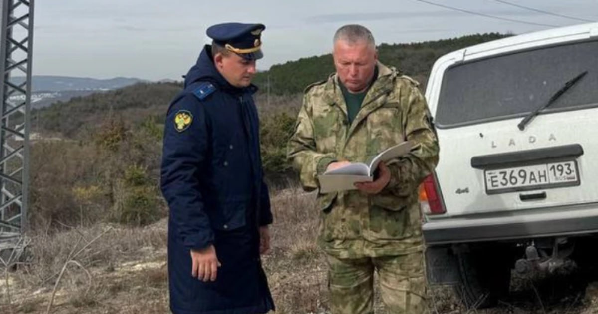 Прокуратура обязала АО «Россети Кубань» очистить Новороссийское лесничество Азово-Черноморская межрайонная природоохранная прокуратура внесла представление АО «Россети Кубань» за захламление леса. Об этом 12 мая сообщает краевая прокуратура. В рамках контроля за соблюдением законодательства о пожарной и санитарной безопасности в лесах Азово-Черноморская межрайонная природоохранная прокуратура провела совместное патрулирование лесов с Новороссийским лесничеством – филиалом ГКУ КК «Комитет по лесу». В результате патрулирования Шесхарисского участкового лесничества Новороссийского лесничества в границах участка, находящегося в пользовании у АО «Россети Кубань» - Юго-Западные электрических сетей, были выявлены нарушения. Они касались захламления территории строительными отходами: паллетами и досками. Как сообщили в надзорном ведомстве, обнаруженные нарушения послужили основанием для внесения представления в адрес руководства учреждения. Кроме требования устранить правонарушения, в представлении также указаны конкретные мероприятия по соблюдению законодательства о пожарной и санитарной безопасности в лесах. Проведение указанной работы находится на контроле Азово-Черноморской межрайонной природоохранной прокуратуры. Утренний ЮГ