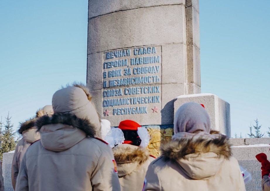 Дорогами памяти: молодежь края почтит память русских и советских воинов в Китае  Представители ЮНАРМИИ и Поискового движения России совместно с активистами Движения Первых Хабаровского края отправились в Харбин и Далянь, где почтят память соотечественников, павших во время русско-японской войны 1904-1905 года и Маньчжурской операции 1945 года.   Помимо обзорных экскурсий по городам, представителей делегации ждёт насыщенная программа.   В Харбине молодые люди отправились возложить цветы к мемориальному комплексу на крупнейшем в Китае русском кладбище «Хуаншань», где покоятся около 2 тысяч наших соотечественников.   В Даляне гости посетят военные музеи и мемориалы. Хабаровчане уже побывали в музее КВЖД. Запланирована совместная экскурсия с китайской молодежью и посещение стеклянного моста.  Завершится программа премьерным показом концертного шоу «Две страны – одно сердце».