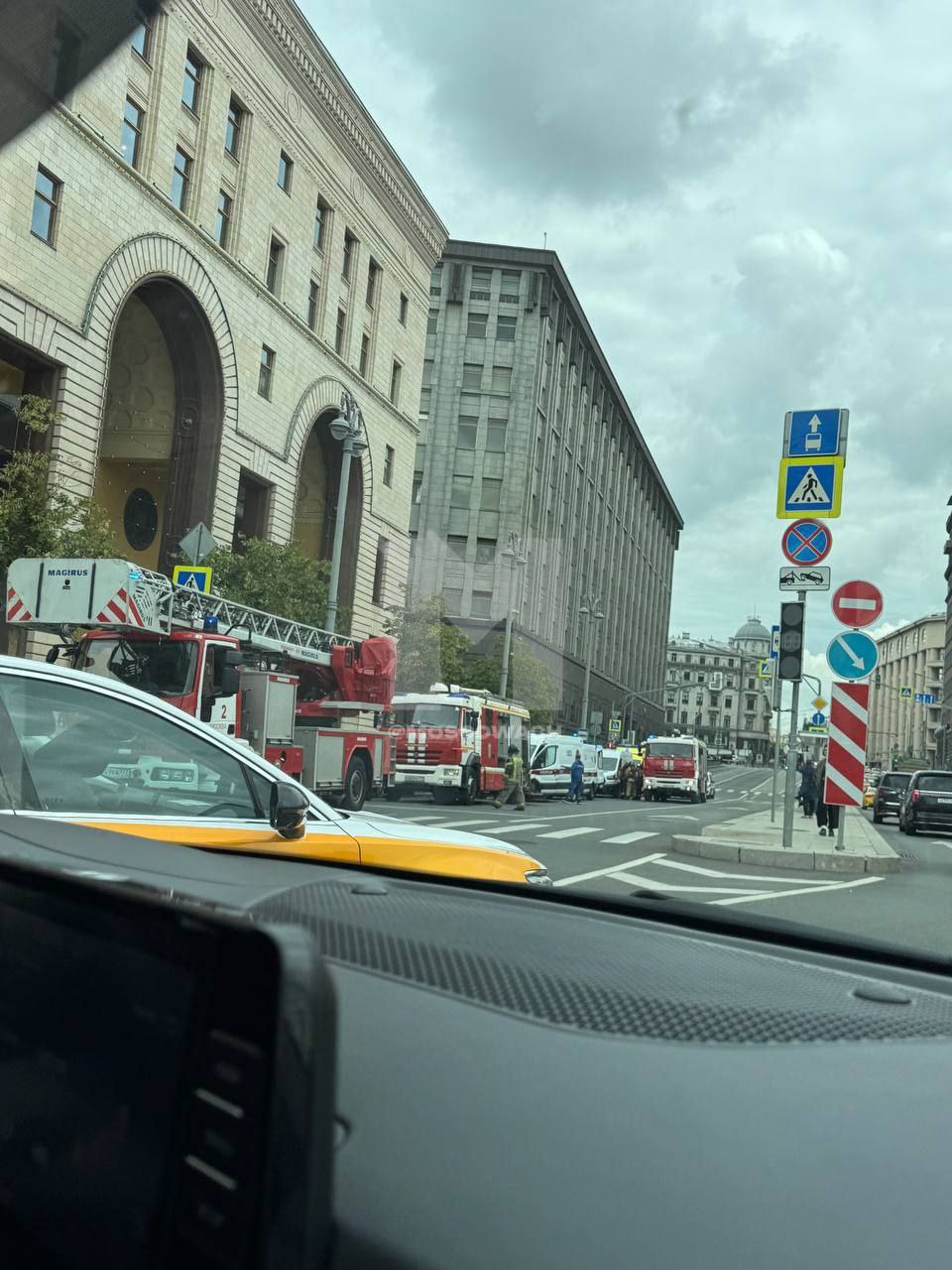 Баллон взорвался на 3 этаже Центрального детского магазина на Лубянке Предварительно пострадали 2 человека Сейчас идет эвакуация ЦДМ на место следуют экстренные службы Москва Главное