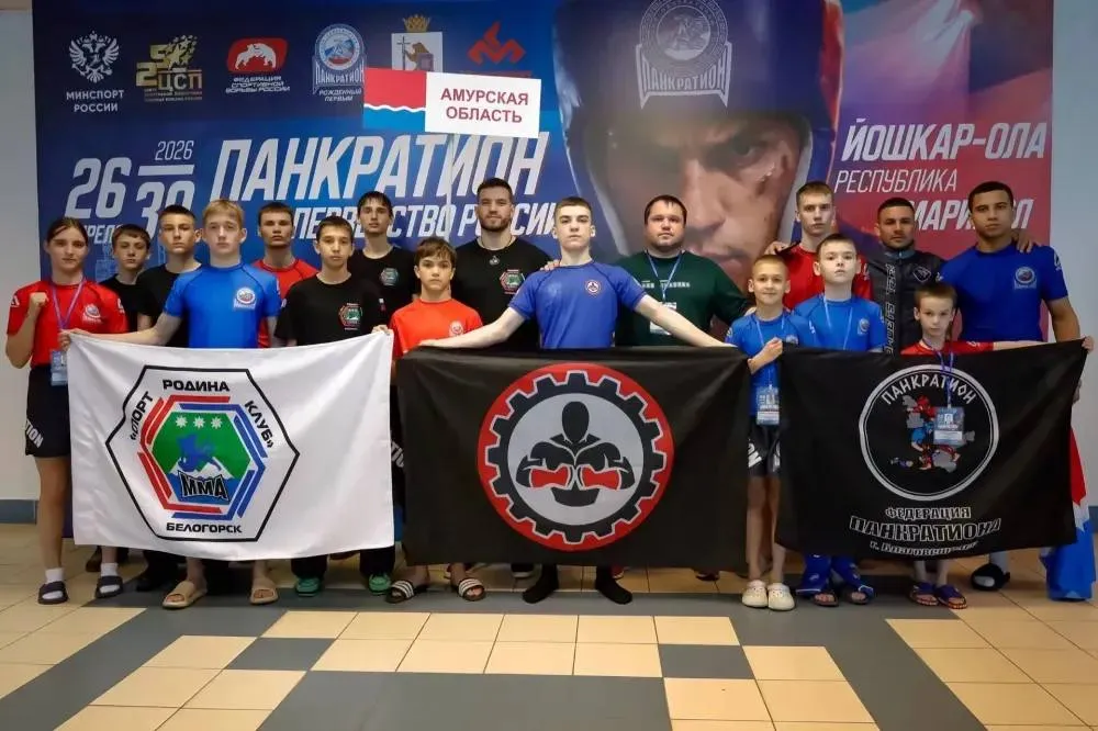 Подросток из Благовещенска завоевал путевку на первенство Мира по спортивной борьбе Амурчанин получил золото на первенстве России в традиционном панкратионе Первенство России по спортивной борьбе прошло в Йошкар Оле Республики Марий Эл сообщают в пресс службе министерства по физической культуре и спорту Амурской области Масштабный турнир включал две дисциплины классическом и традиционном панкратионе Отличие видов в ограничении ударной техники В традиционном панкратионе нельзя наносить удары руками в голову соперника тогда как классический полноконтактный вид Это первенство России стало рекордным как по количеству регионов 64 так и по количеству участников 1900 В состав амурской команды вошли 10 спортсменов из городов Благовещенск и Белогорск Итогом выступлений стала золотая и бронзовая медали престижного турнира Бронзу завоевала благовещенка Валерия Ищенко воспитанница СПК Машина В ее категории до 56 килограмм 16 17 лет было восемь человек Она выиграла предварительный поединок в классическом панкратионе но в борьбе за выход в финал уступила сопернице из Липецкой области Валерия получила третье место и попала в резервный состав юниорской сборной России Золото у Янниса Самма из Благовещенска воспитанника городской федерации панкратиона Он победил в категории 14 15 лет до 73 килограмм в традиционном панкратионе Соперники 19 ребят Яннис провел на турнире четыре поединка превзошел бойцов из Ленинградской Иркутской области Красноярского края В финале он выиграл у представителя Республики Дагестан Амурский спортсмен благодаря победе теперь попадет в состав сборной команды страны в своем возрасте Он получил путевку на первенство Мира которое пройдет в ноябре этого года В Минспорте Приамурья поздравляют Валерию Ищенко и Янниса Самма с отличными результатами и благодарит их тренеров Радиона Коломеец и Леонида Кожевникова за подготовку спортсменов Фото Минспорта Амурской области ТЕЛЕПОРТ РФ здесь все об Амурской области  Мы в МАХ  Написать нам