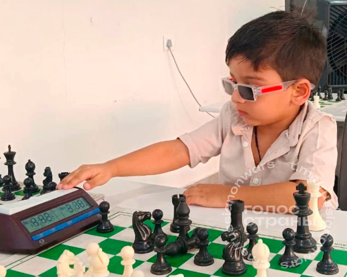 Трехлетний шахматный вундеркинд из Индии стал самым молодым игроком получившим официальный рейтинг Трехлетний индийский гений по шахматам Сарвагья Сингх Кушваха побил рекорд став самым молодым из игроков получивших официальный рейтинг ФИДЕ На момент этого достижения мальчику было 3 года Кушваха имеет рейтинг по быстрым шахматам 1572 Он уже победил трех рейтинговых игроков на соревнованиях в своем штате и других частях страны закрепив за собой статус рекордсмена сообщили зарубежные СМИ Подписывайся на Голос страны в МАХ