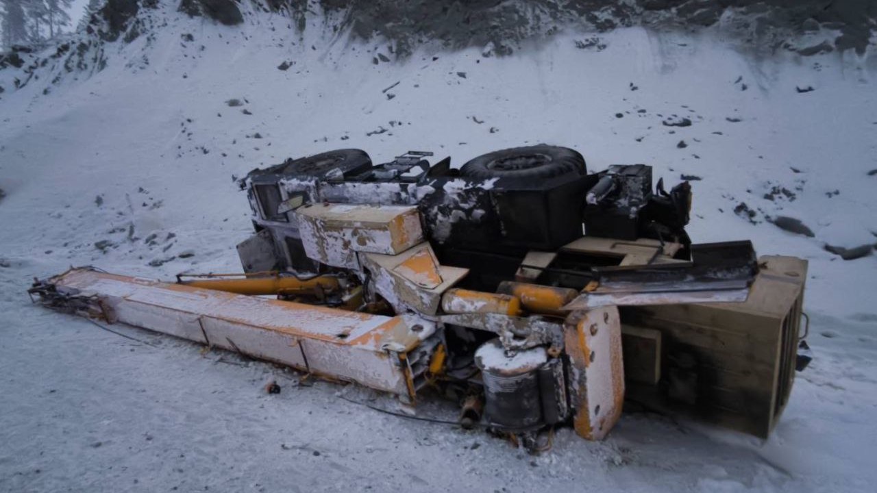 Комиссия выяснит обстоятельства и причины гибели машиниста крана на карьере под Оленегорском Несчастный случай произошел 24 ноября При движении по технологической дороге карьера по неустановленным причинам кран наехал на камнеулавливающий вал из за чего опрокинулся 65 летний машинист получил травмы не совместимые с жизнью Создана комиссия ведется расследование выясняются обстоятельства и причины произошедшего Компания выражает глубочайшие соболезнования родным и близким погибшего сообщили в пресс службе АО Олкон Фото ГИТ в Мурманской области ТГ Все самые важные новости Telegram MAX