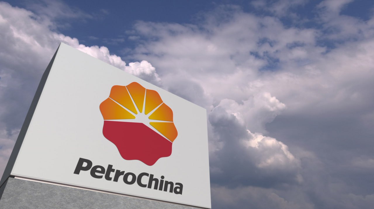 PetroChina наращивает объемы газовых хранилищ Китайская нефтегазовая компания PetroChina объявила о планах приобрести три газовых хранилища у CNPC за 40 01 млрд юаней 5 59 млрд Сделка предполагает приобретение доли CNPC в газовых хранилищах Синьцзян 17 06 млрд юаней Сянгуоси 9 99 млрд юаней и Ляохэ 12 95 млрд юаней Эта покупка позволит увеличить объем действующих газовых хранилищ PetroChina на 10 97 млрд кубометров Компания стремится наращивать мощности по хранению газа для снижения пиковых нагрузок тем самым повышая эффективность регулирования поставок природного газа Ранее PetroChina отчиталась о чистой прибыли за первое полугодие Компания продемонстрировала устойчивый рост добычи нефти и газа а также рост производства в сфере нефтепереработки и нефтехимии Помимо этого PetroChina зафиксировала увеличение продаж природного газа нефтепродуктов и химической продукции на внутреннем рынке Компания сообщила о выручке в размере 1 5 трлн юаней за 1 полугодие 2025 года при этом выручка газового сегмента составила 18 6 млрд юаней превышая показатель прошлого года