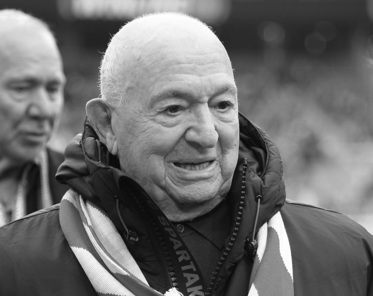 Церемония прощания с Никитой Симоняном пройдет 27 ноября Церемония прощания с чемпионом Олимпиады 1956 в составе сборной СССР Никитой Симоняном состоится 27 ноября на домашнем стадионе московского Спартака Об этом сообщается на сайте РФС Информация о похоронах будет известна позднее Генеральный секретарь РФС Максим Митрофанов отметил что семье Симоняна окажут всю необходимую поддержку Global Look Press