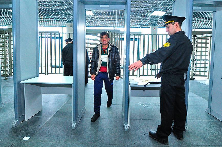 Без прав, на красный и под кайфом — в Приморье мигрант получил запрет на въезд в Россию на 50 лет В Приморье задержали гражданина Средней Азии, который проехал на запрещающий сигнал светофора без водительских прав и, по всей видимости, в состоянии опьянения. От медосвидетельствования он отказался. За систематические нарушения и угрозу общественной безопасности миграционная служба запретила ему въезд в РФ до 2075 года. Основание — многократные нарушения и «посягательство на общественную нравственность». А что еще произошло? ДАРИМ БИЛЕТЫ НА GUF a!