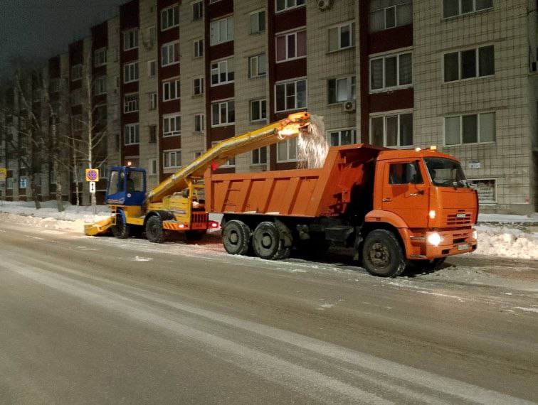 Для зимней очистки дорог Ульяновска привлекут дополнительную технику  Такую задачу поставил перед профильным управлением глава города Александр Болдакин на расширенном совещании, посвящённом зимнему содержанию улично-дорожной сети  - Всего в МБУ «Дорремстрой» в исправном состоянии находится 186 единиц спецтехники. Это 44% от потребности по нормативу обслуживаемой протяжённости проезжей части и тротуаров. Дефицит водителей и механизаторов – 189 специалистов. Поэтому, параллельно с набором новых кадров, необходимо до ноября заключить договора на привлечение дополнительных тракторов для очистки пригородной зоны, частного сектора, а также погрузчиков и самосвалов на усиление темпов вывоза снега после обильных снегопадов, – подчеркнул Александр Болдакин  Кроме того, глава Ульяновска поручил постепенно принимать на баланс дороги в кварталах многодетных «Г» и «Д» в Заволжье, в селе Луговое Железнодорожного района, чтобы также иметь возможность расчищать их с помощью сторонних организаций. В прошлые зимы «Дорремстрой» выделял для этой цели самую мощную и дефицитную технику  Подробнее на сайте