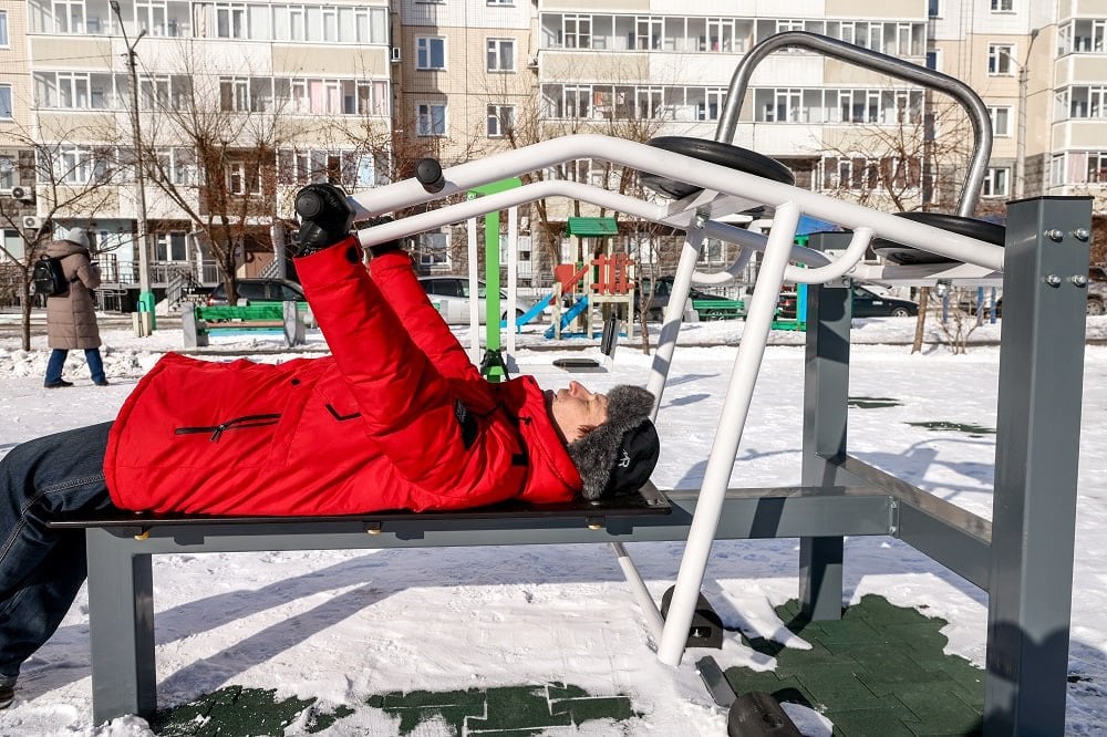 В Советском районе Красноярска в этом году благоустроят 8 дворов  Новые детские и спортивные площадки в этом году появятся во дворах на ул. 9 Мая, 18а, ул. Авиаторов, 42 и 44, проспекте Комсомольском, 2 и 7, в мкрн. Нанжуль-Солнечный, переулке Светлогорском, 8, на ул. Взлётной, 22.   Соглашение об этом было подписано между компанией «РУСАЛ» и администрацией Советского района. Ранее в рамках сотрудничества в районе уже привели в порядок 33 двора и два общественных пространства.   Подробности – на сайте gornovosti.ru.  Фото: Дмитрий Шабалин